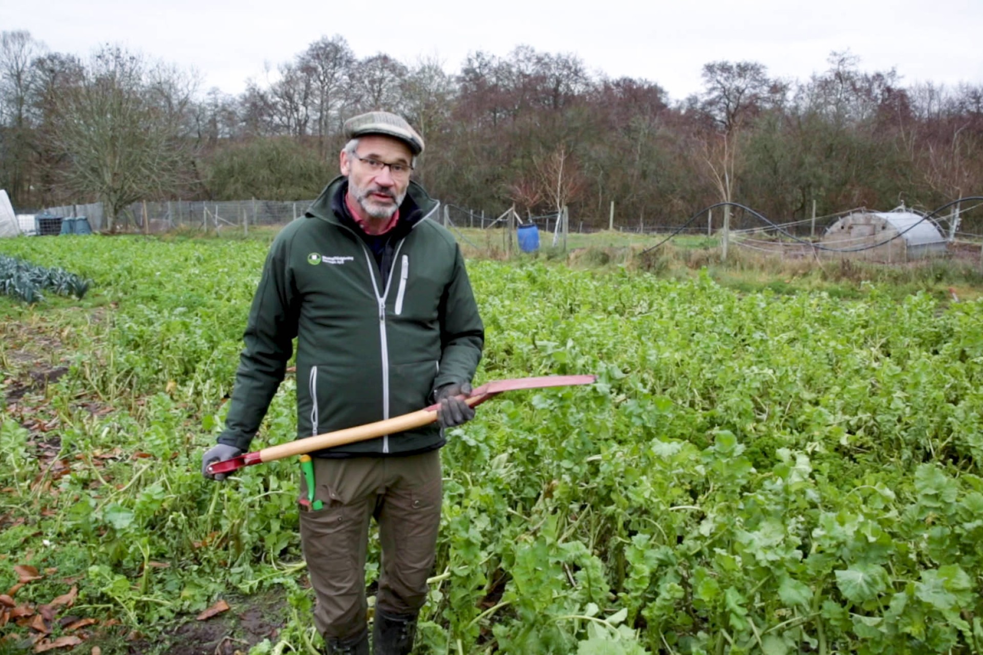 Michael Tersbølstår med spade i mark med efterafgrøde