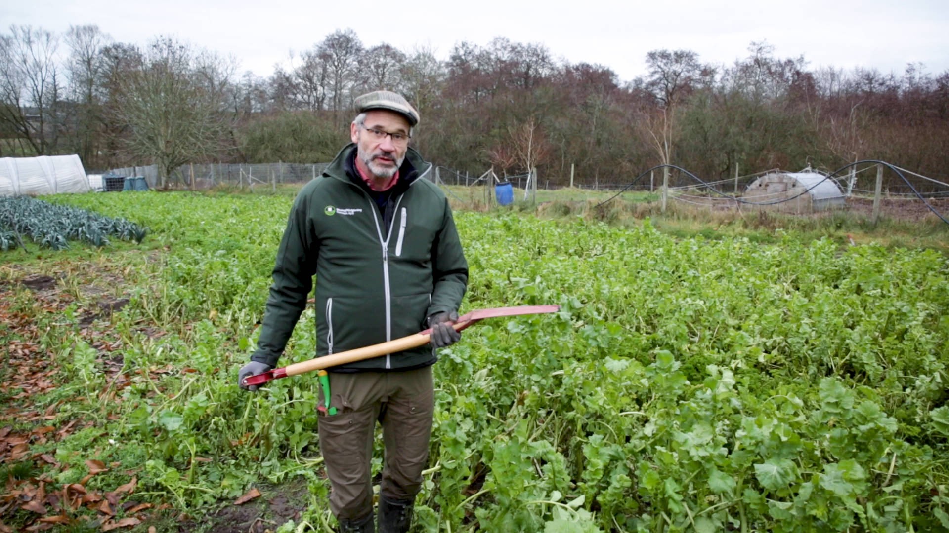 Michael Tersbølstår med spade i mark med efterafgrøde