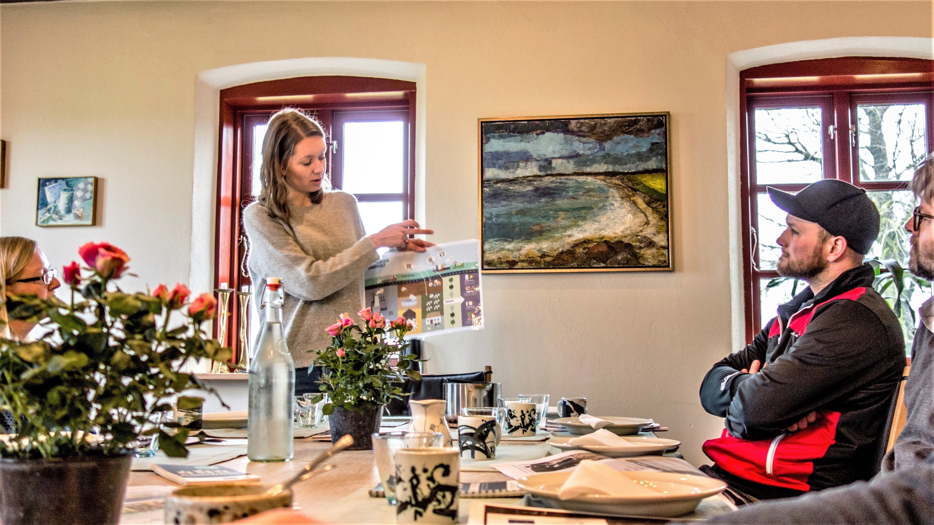 Mette Kronborg viser en illustration, der kortlægger landbrugets udledning af drivhusgasser