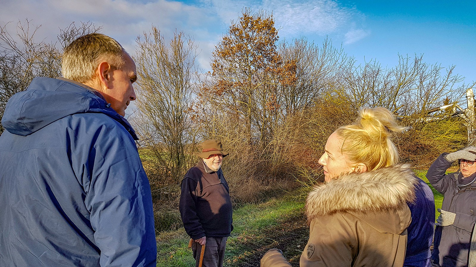 Leve - eller dø. Egetræets skæbne blev afgjort i forbindelse med markvandringen. Her er det to kollegaer, Bent Rasmussen og Julie Cherono Henriksen fra Økologisk Landsforening, der diskuterer træets skæbne