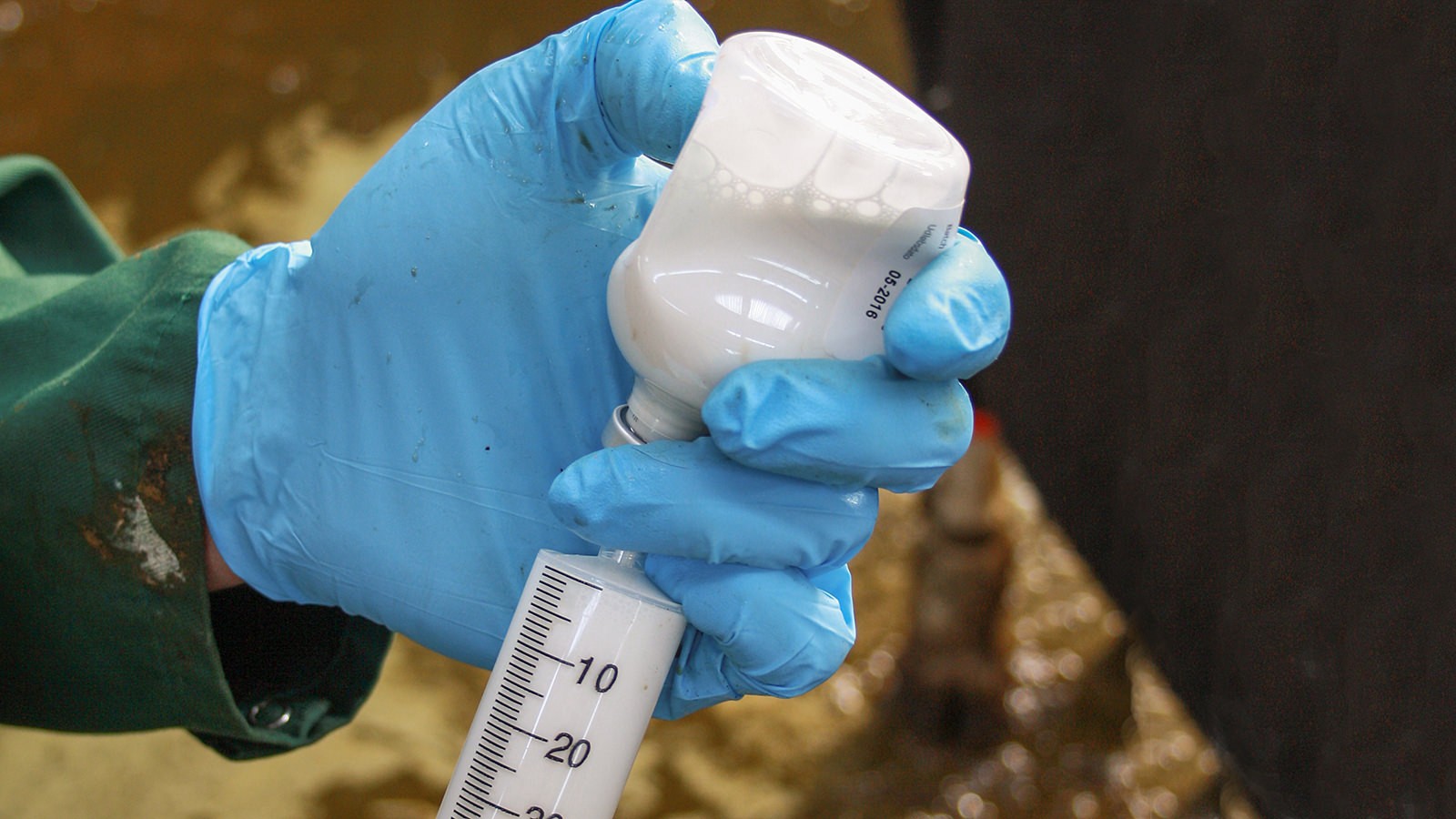 Injektionssprøjte fyldes