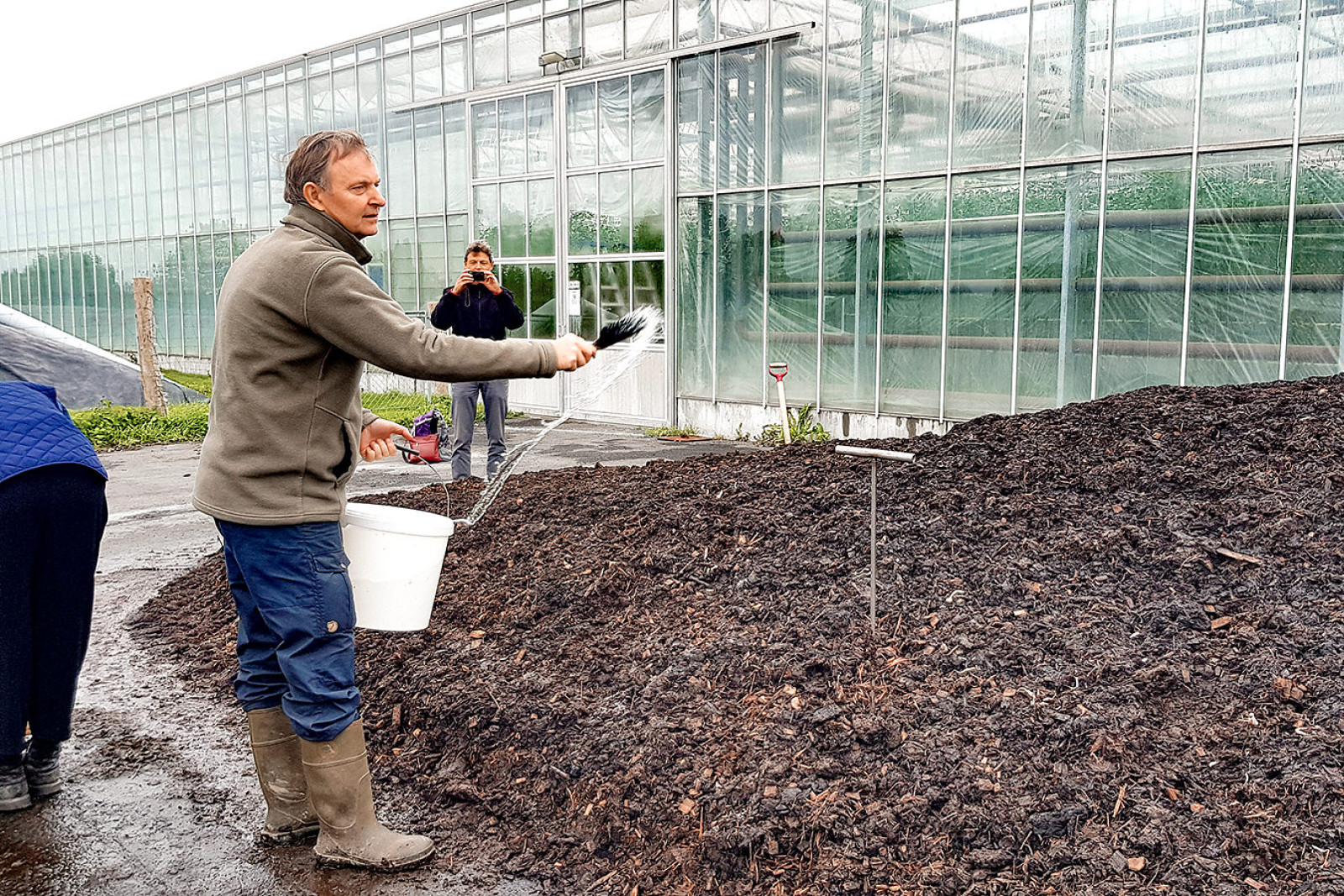 Erik Frydenlund sprøjter baldrianpræparat på Markhavens kompost