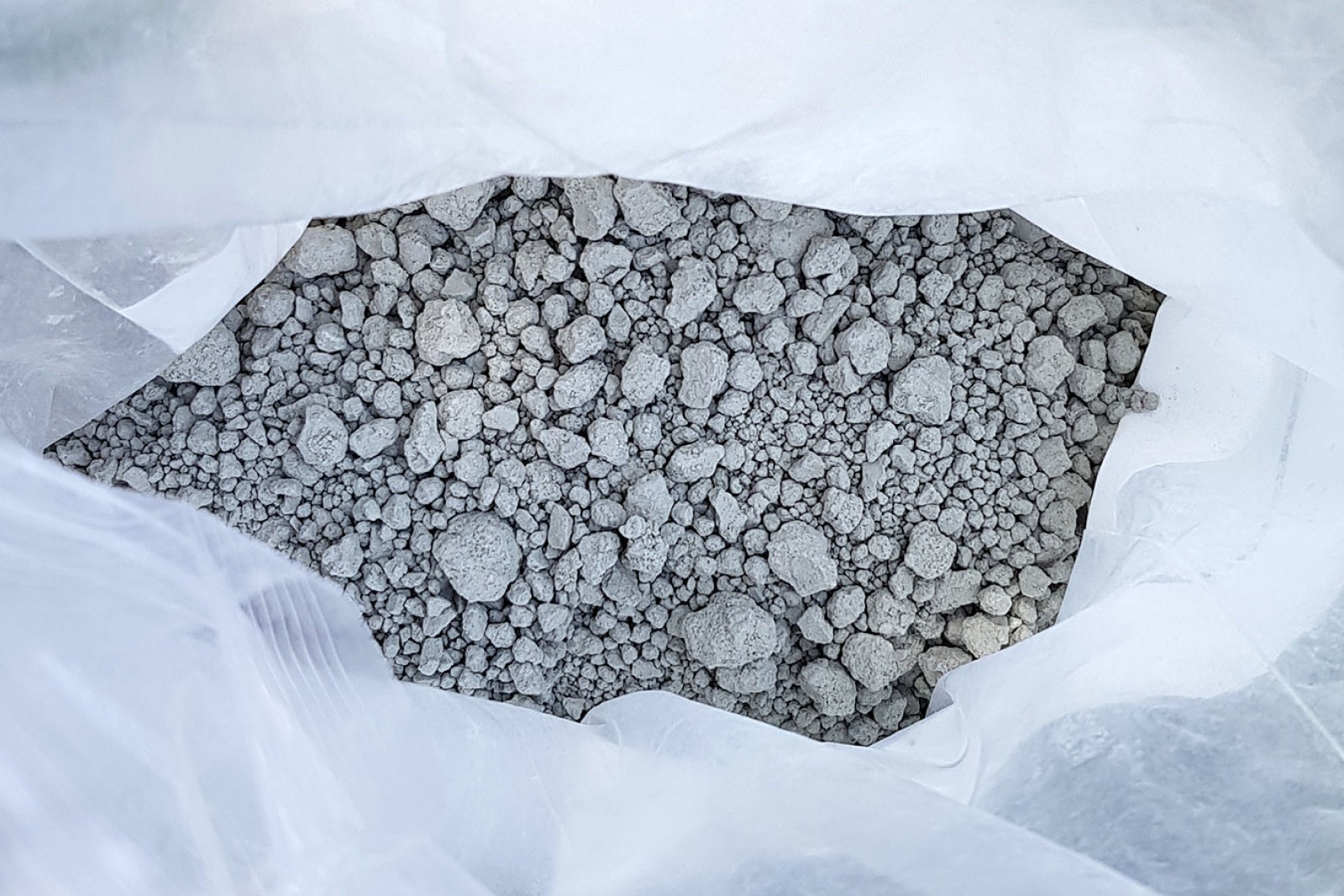 Kig ned i en pose med gletsjermel