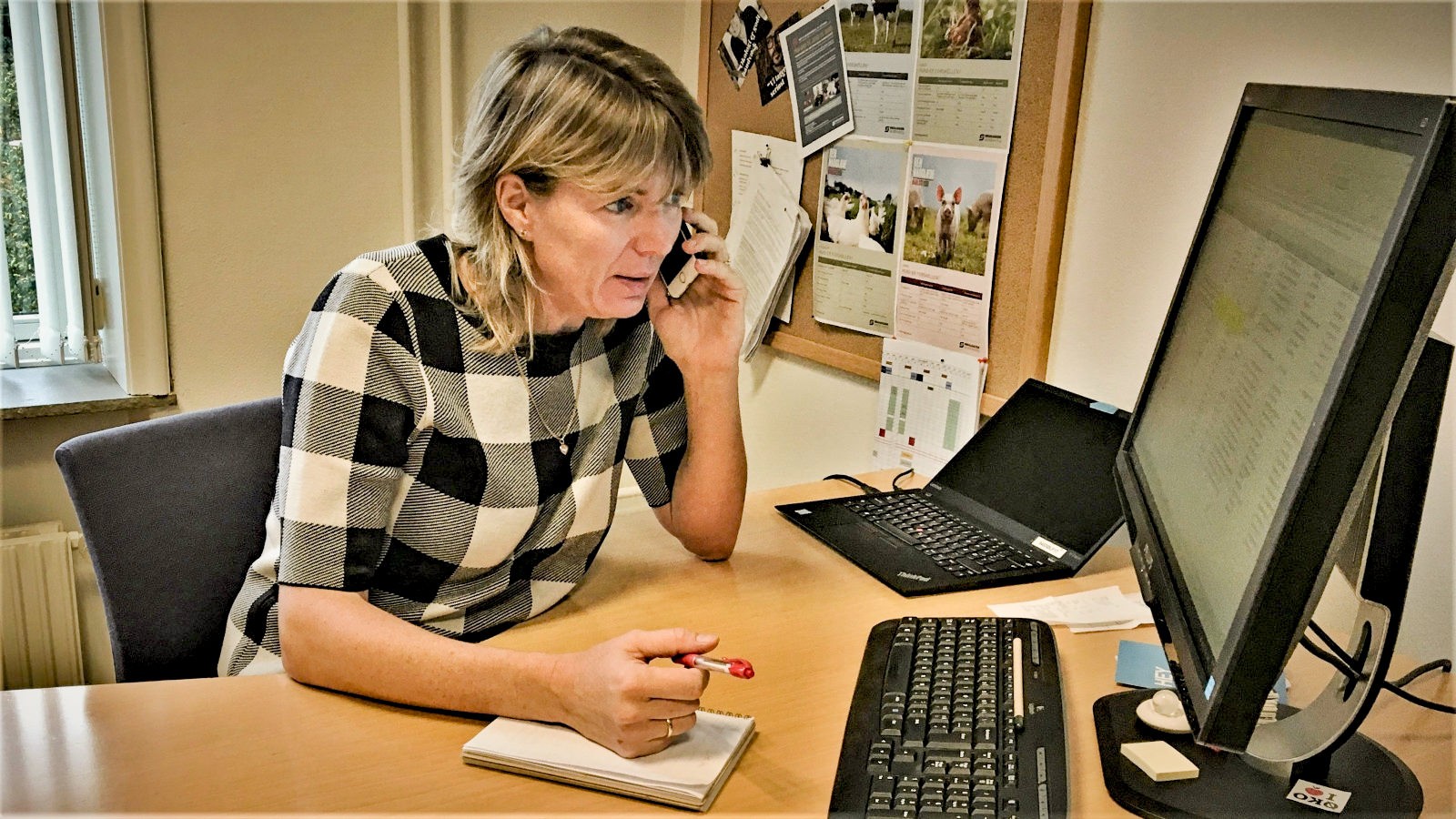 Helle Borup Friberg ved telefonen