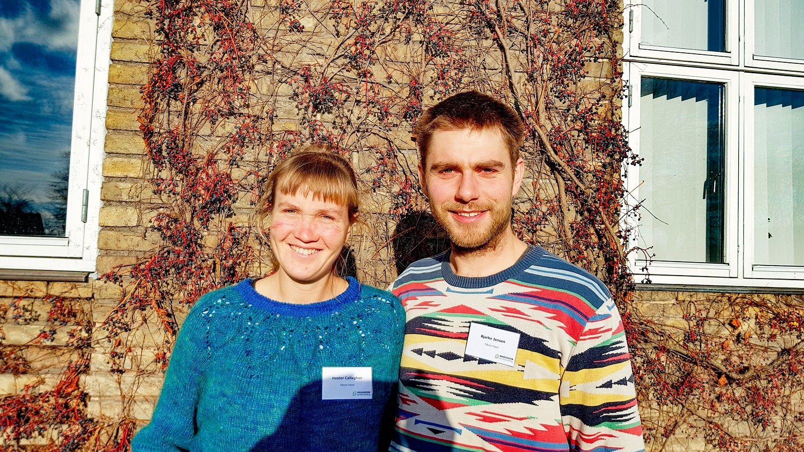 Hester Callaghan og Bjarke Jensen står foran det daværende Økologiens Hus i Aabyhøj