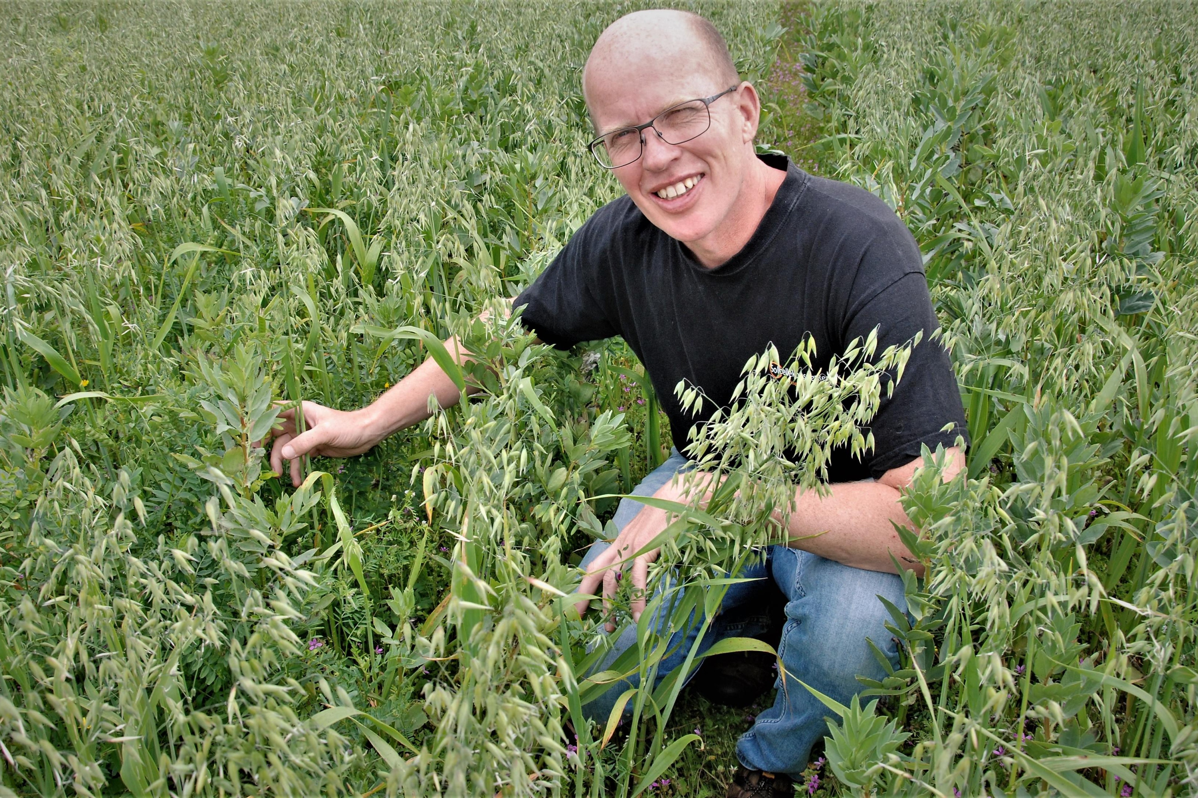 Jesper Fog-Petersen sidder i en mark.