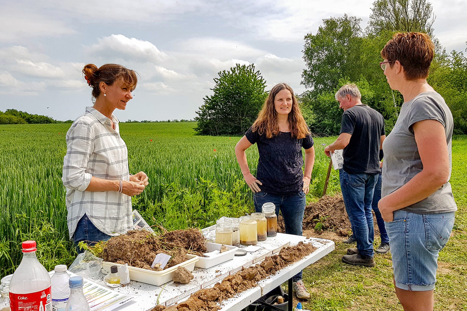 Annette Vibeke Vestergaard (tv) og Tove Mariegaard Pedersen demonstrerede forskellige metoder til test af agerjord