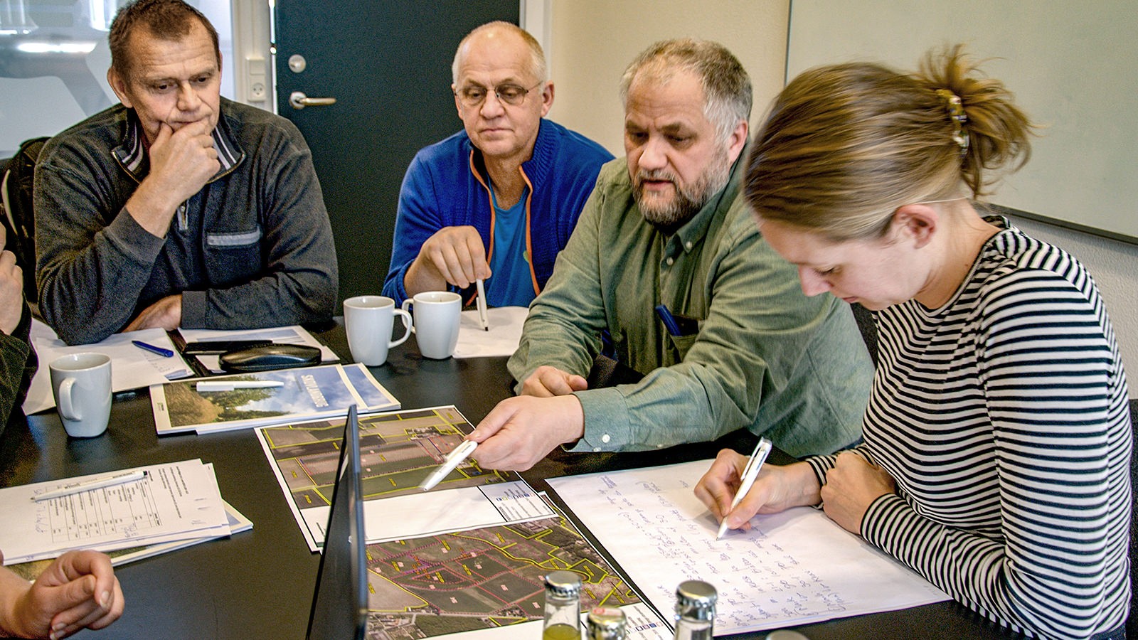Klimaplanerne studeres af tre landmænd og en klimakonsulent