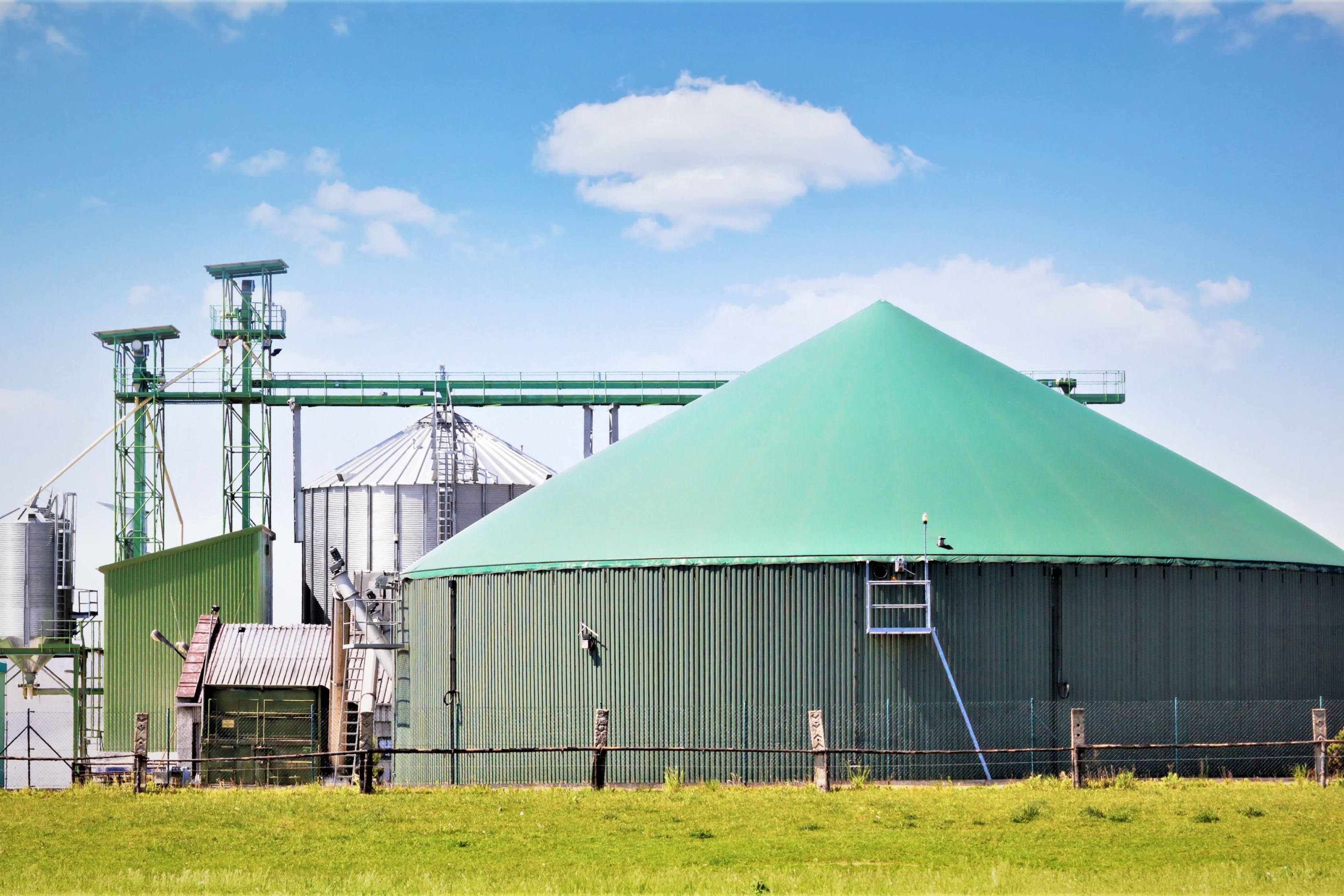 Et biogasanlæg ses udefra