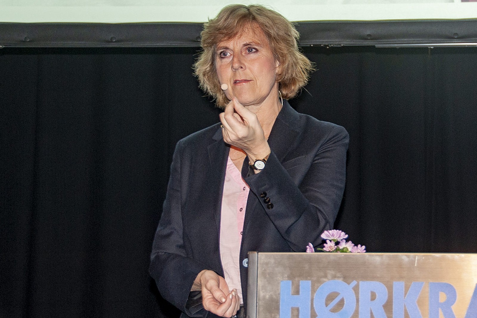 Connie Hedegaard står på talerstolen