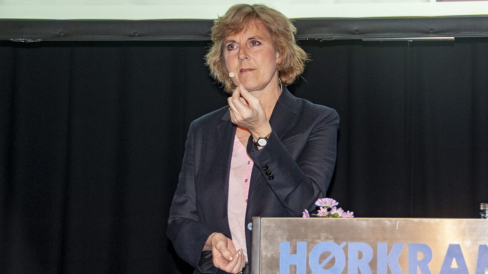 Connie Hedegaard står på talerstolen