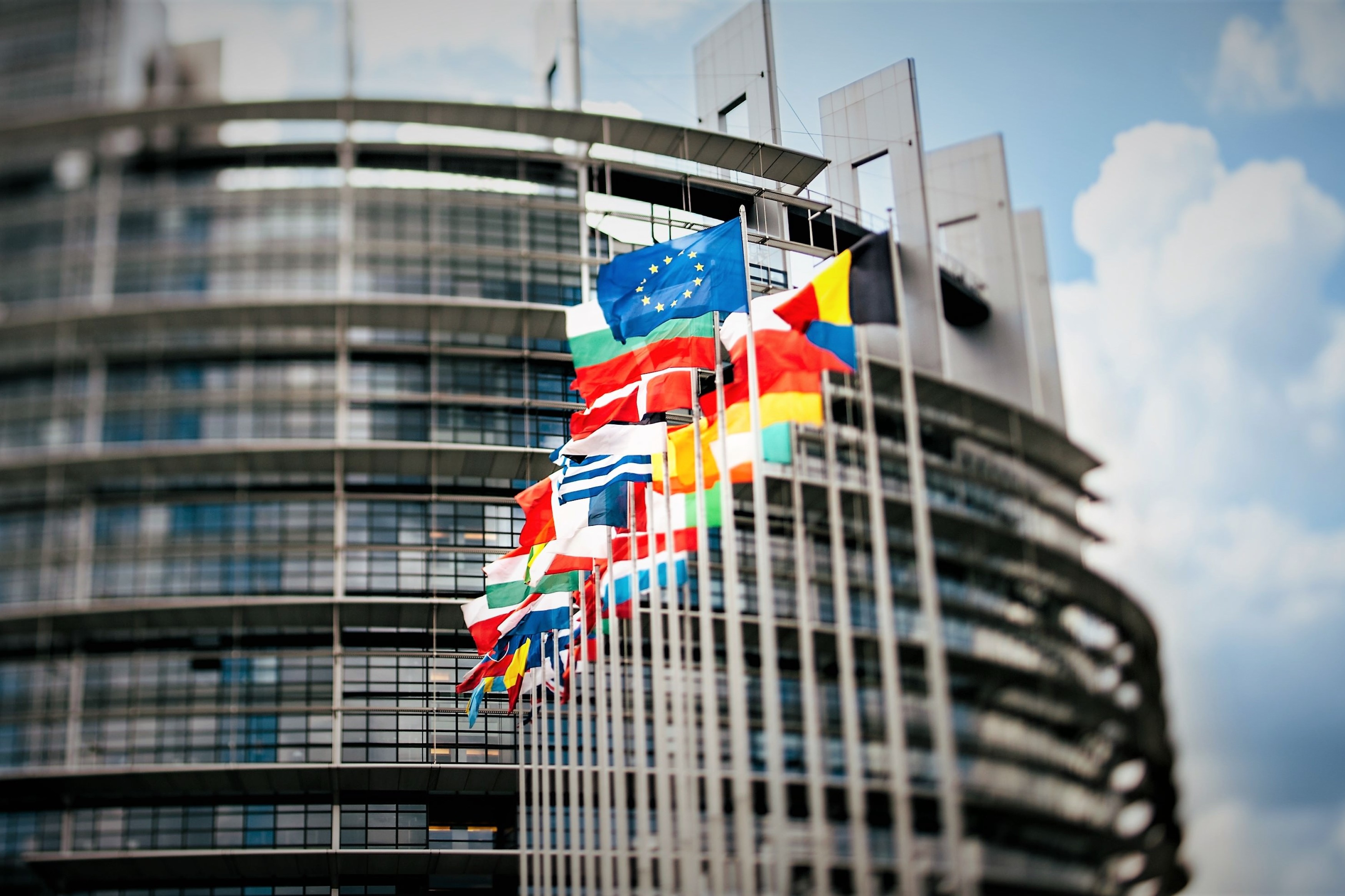 Flag uden for EU-parlamentsbygningen