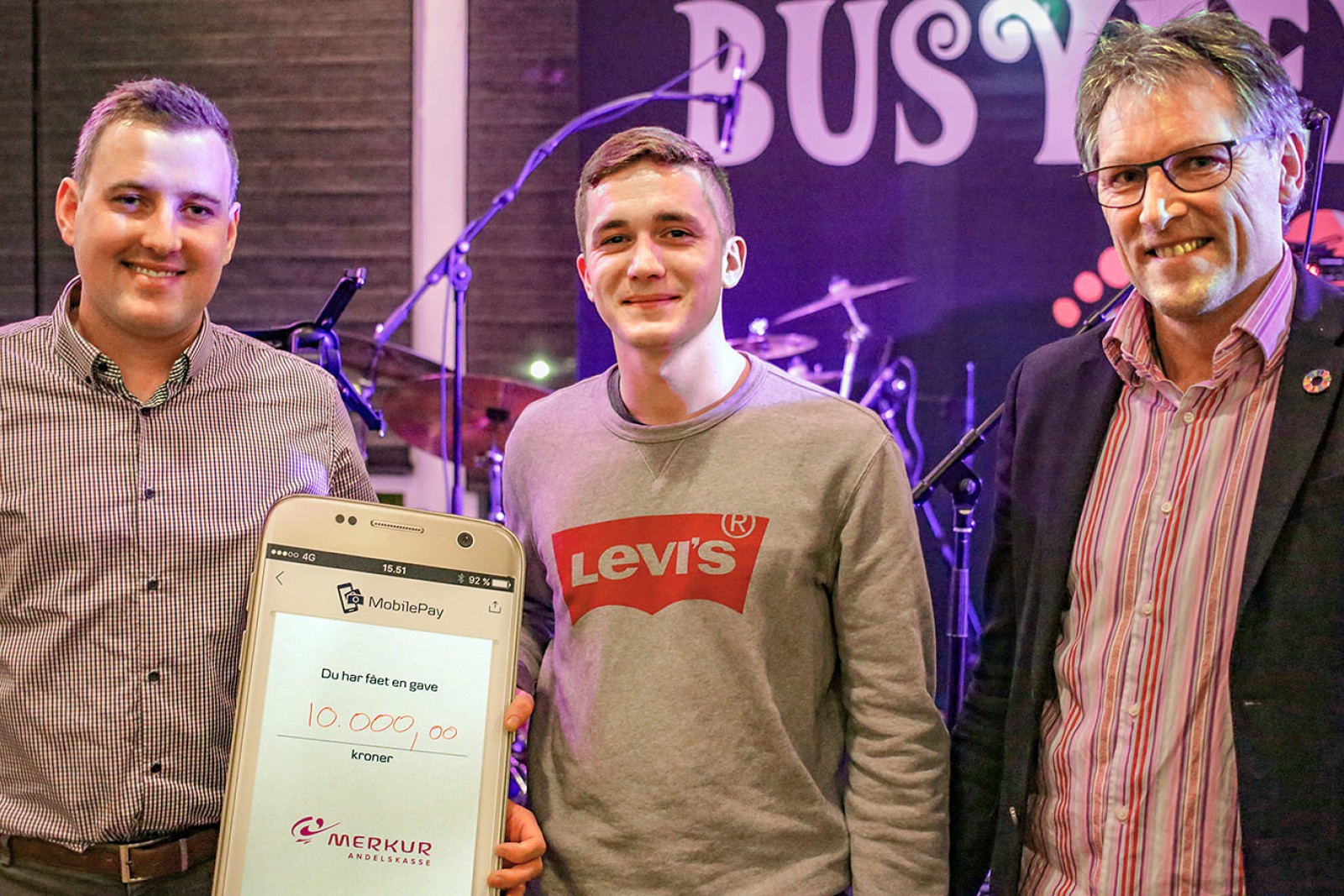 Henrik Rieks, Svend Olav Bengtson og Kim Qvist står med et legat på 10.000 kr illustreret som en stor mobiltelefon med en MobilePay-overførsel påtrykt