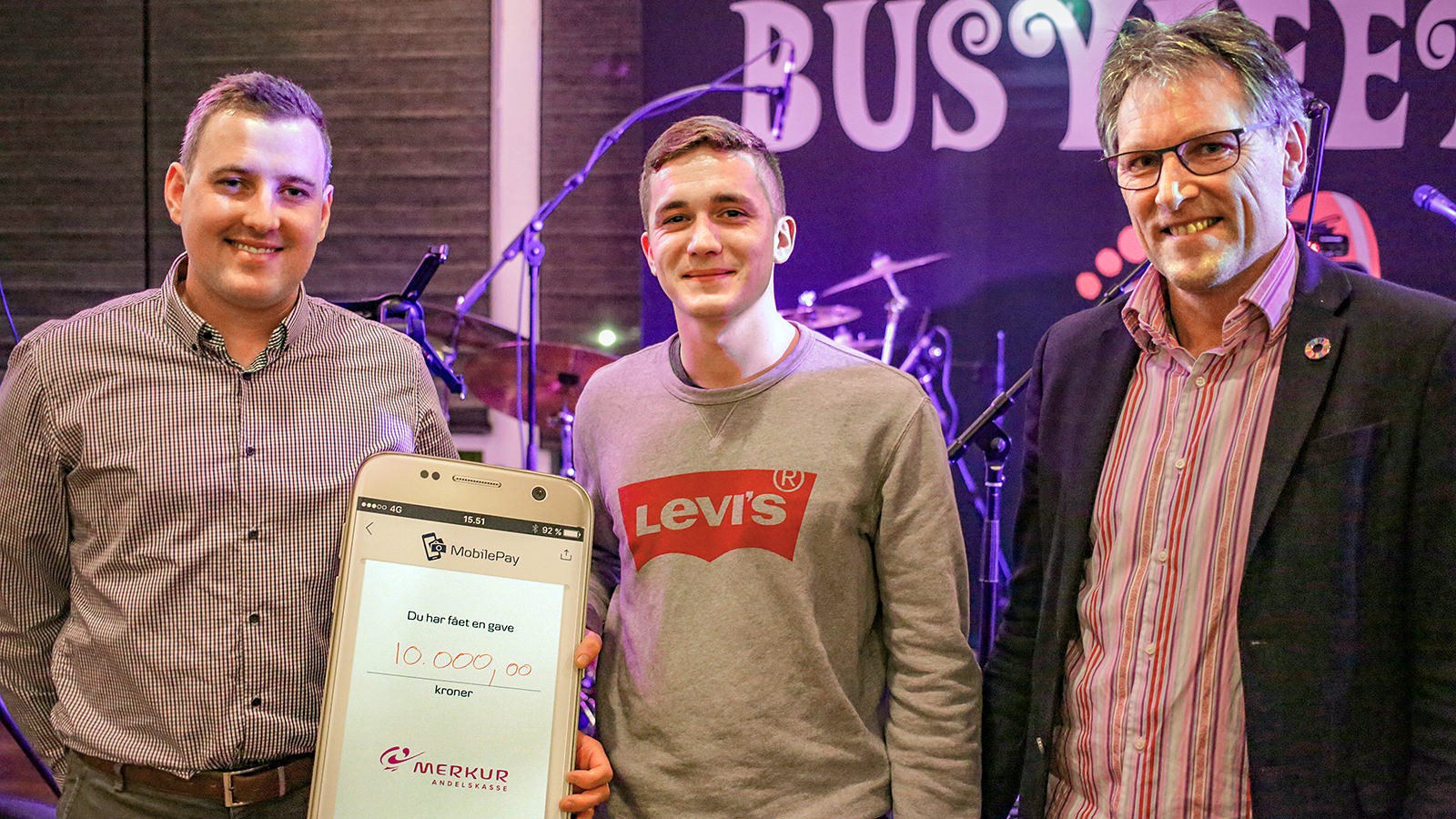 Henrik Rieks, Svend Olav Bengtson og Kim Qvist står med et legat på 10.000 kr illustreret som en stor mobiltelefon med en MobilePay-overførsel påtrykt