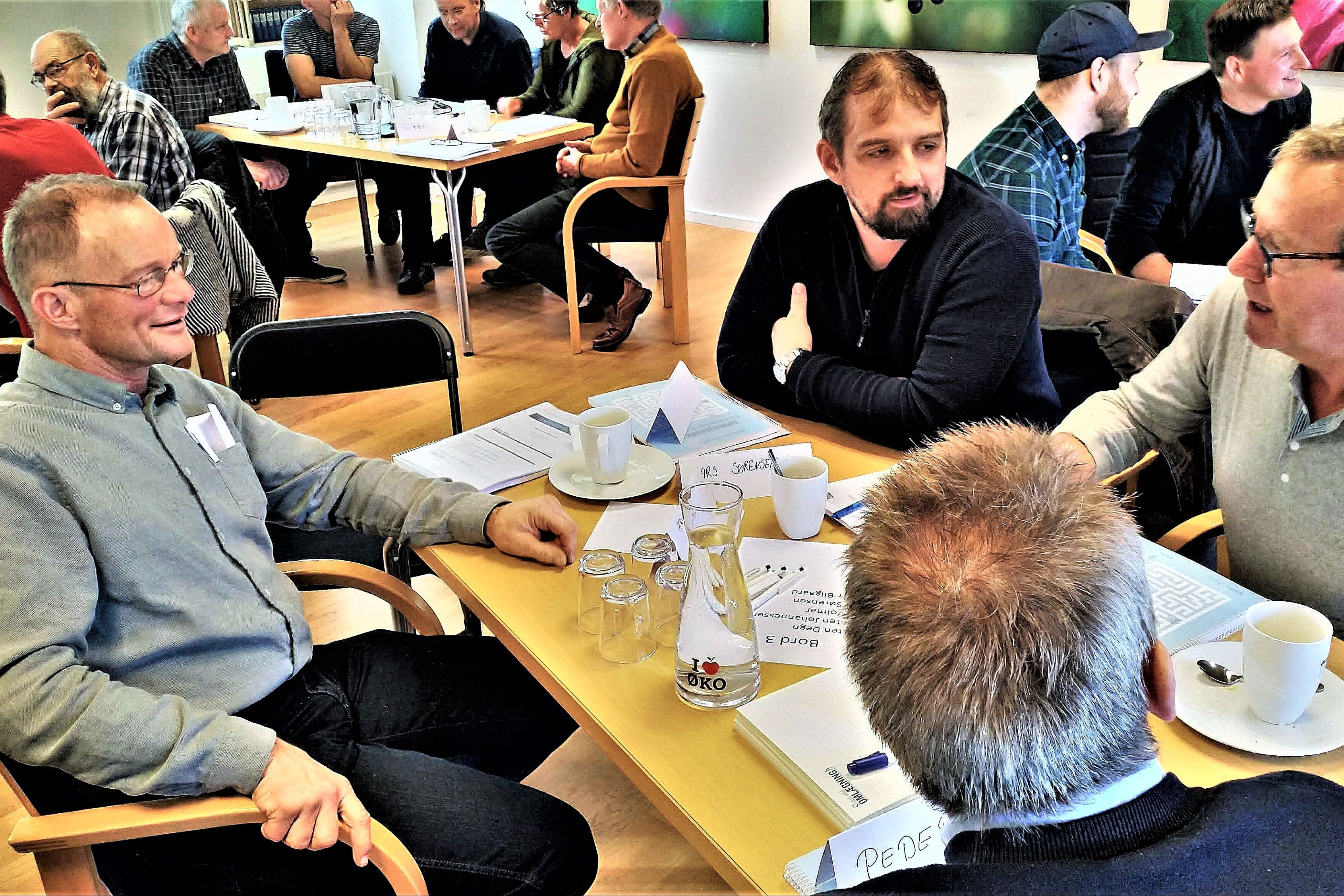 Kristen Degn (t.v.), Lars Sørensen (midt) og Carsten Johannessen er blandt de 26 landmænd, der har meldt sig som mentorer. I bunden af billedet sidder projektleder Peder Bligaard