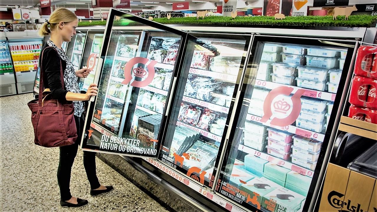En kunde handler økologiske frostvarer i en butik