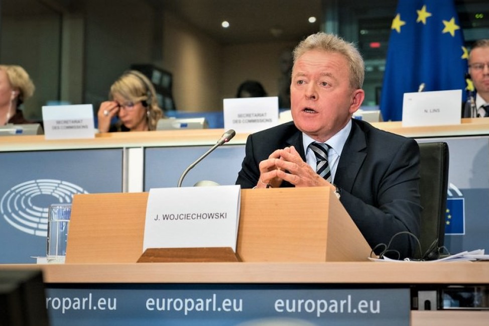 Janusz Wojciechowski sidder til høring i Europa-Parlamentet
