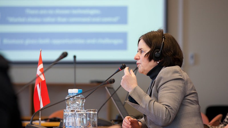Katherine Richardson taler i en mikrofon