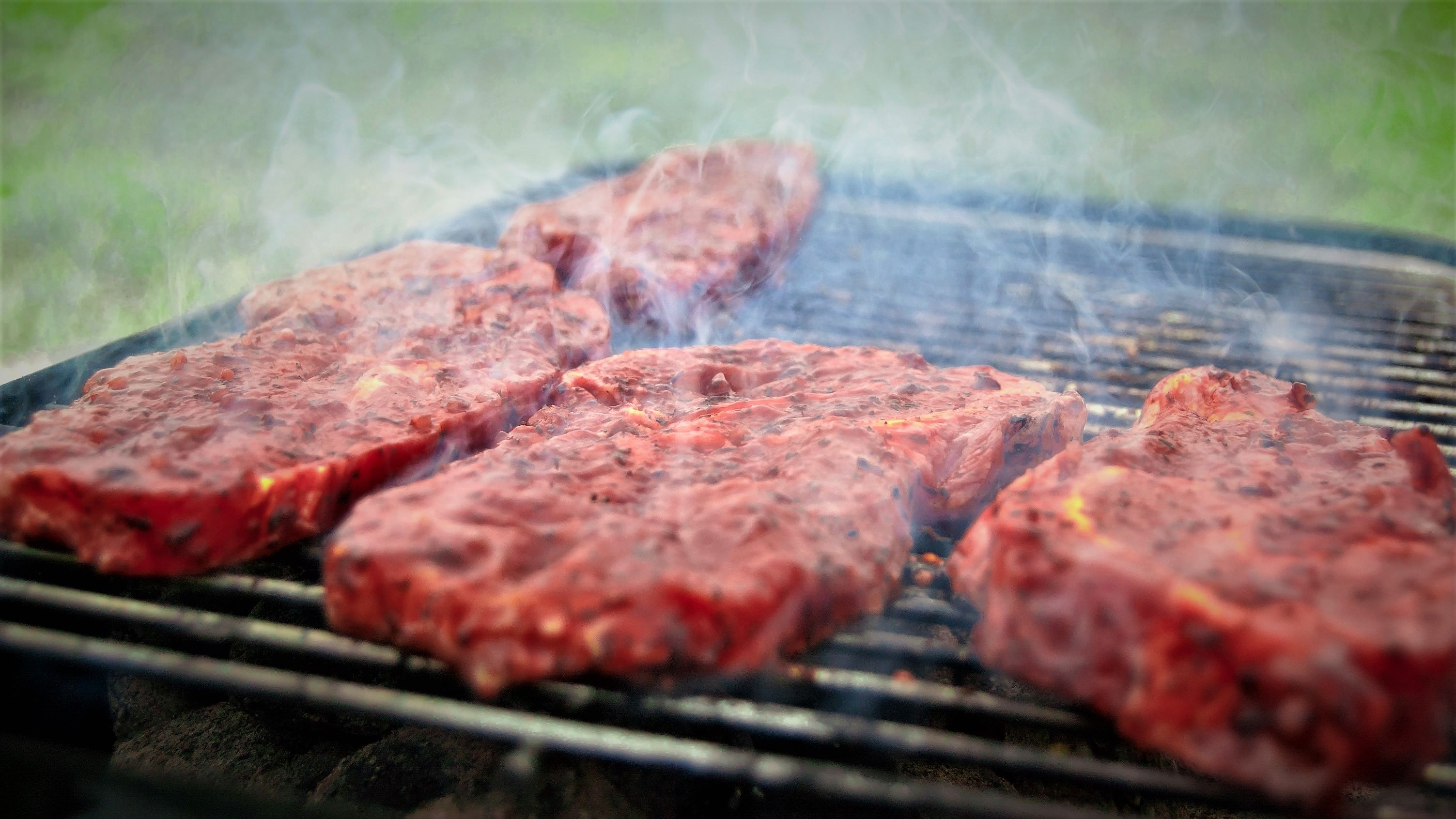 Røde bøffer steger på grillen