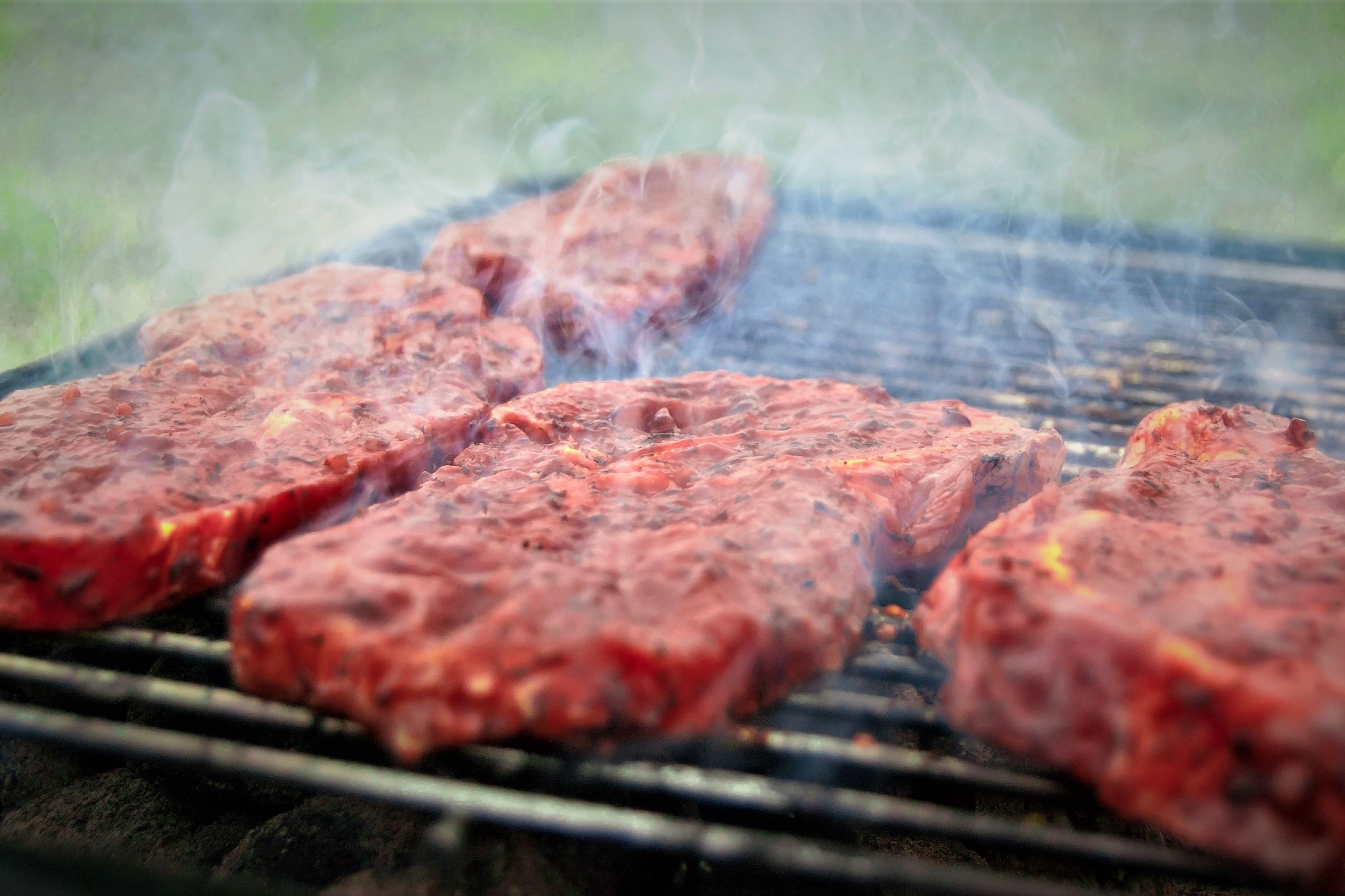 Røde bøffer steger på grillen