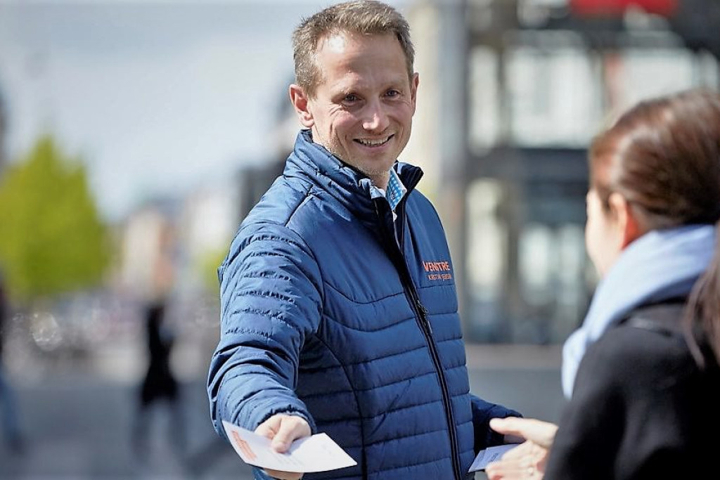 Kristian Jensen uddeler flyers på gaden i forbindelse med valgkampen 2019