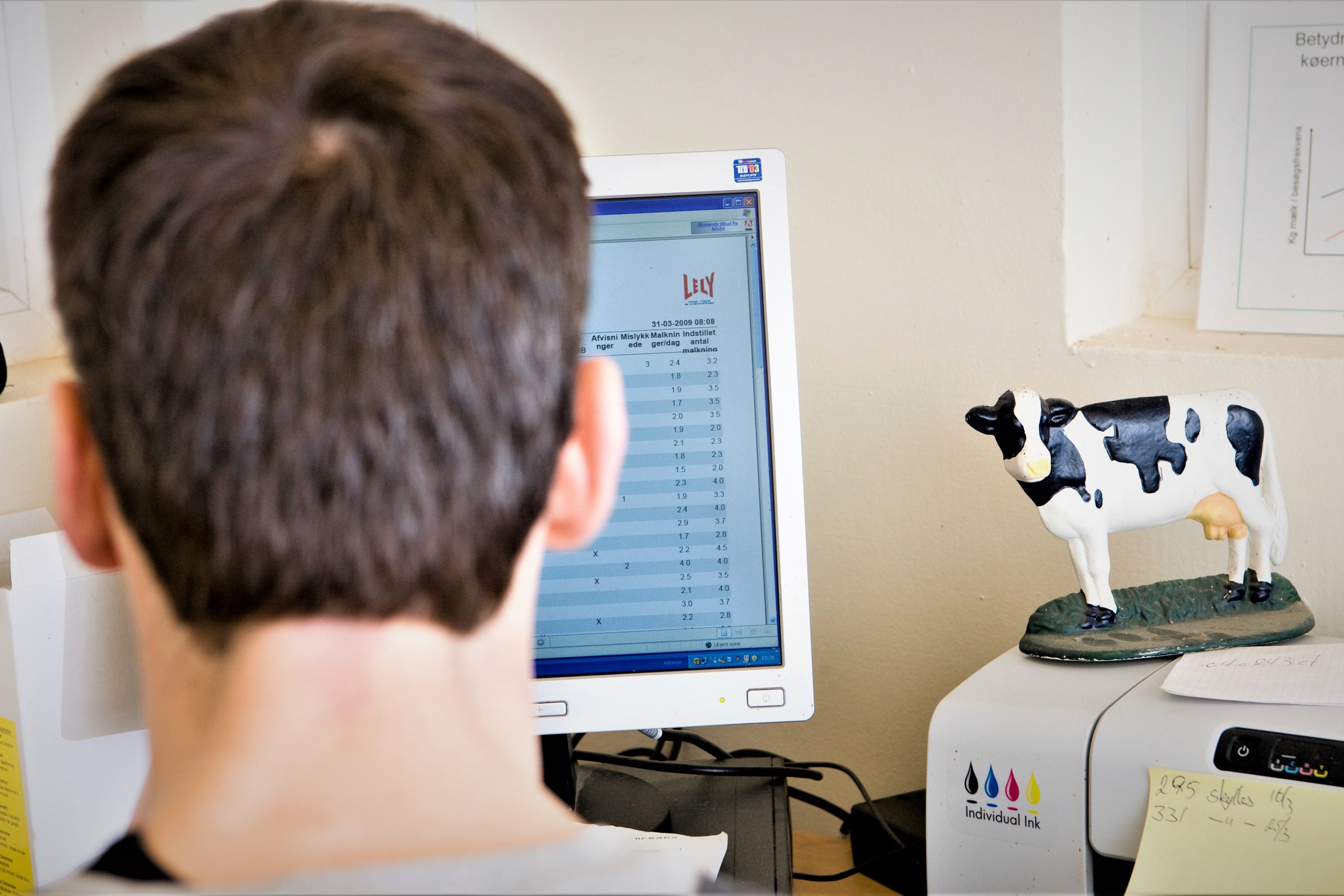 En landmand sidder foran sin computer