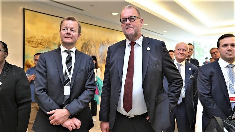 Lars Chr. Lilleholt får en rundvisning af en flok mænd i jakkesæt