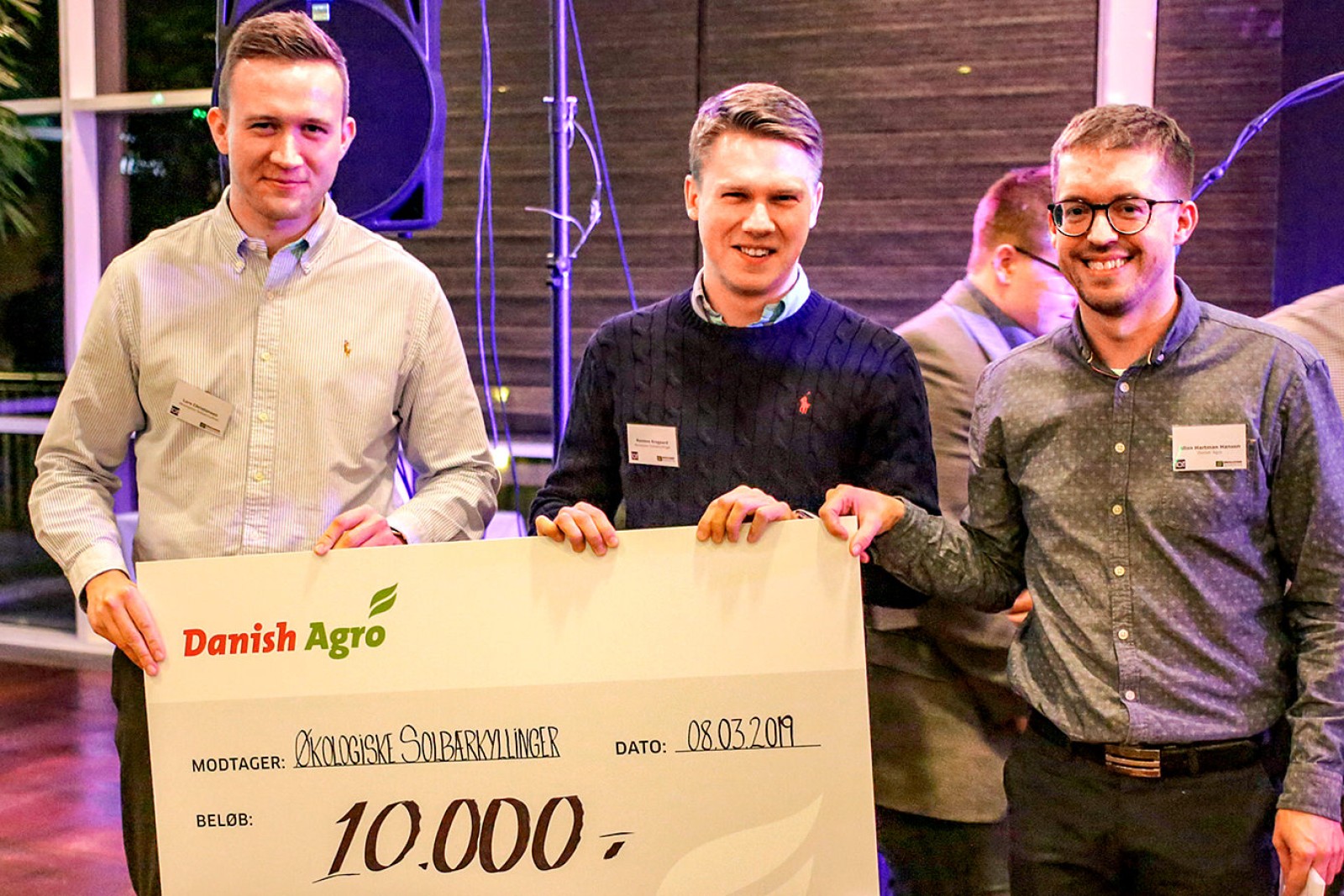 Lars Christensen (t.v.) og Rasmus Krogaard (midt) står med en stor check på 10.000 kr. fra Danish Agro