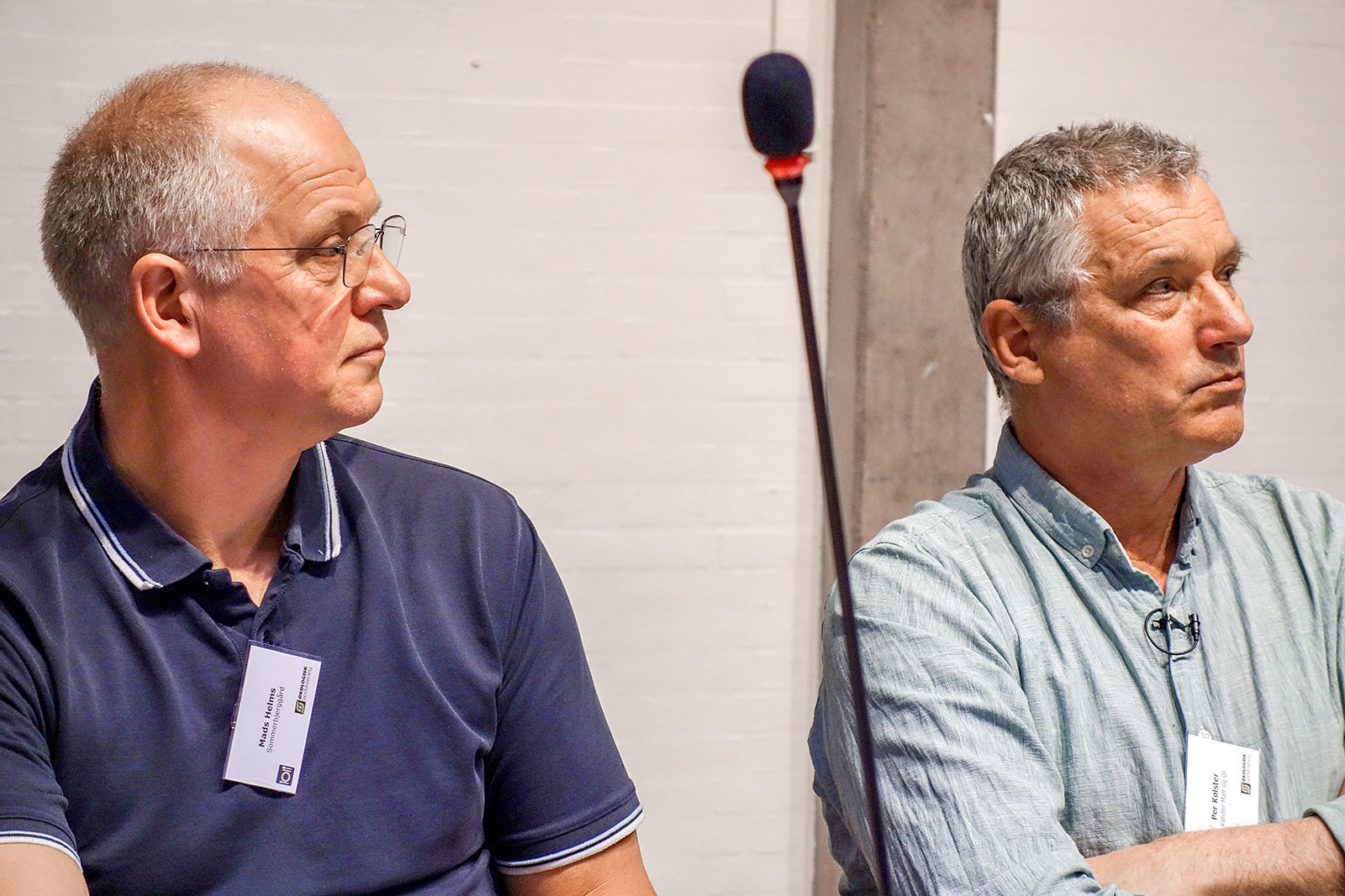 Mads Helms sidder ved siden af Per Kølster