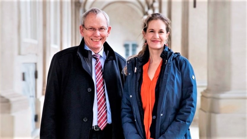 Martin Merrild og Maria Reumert Gjerding står side om side