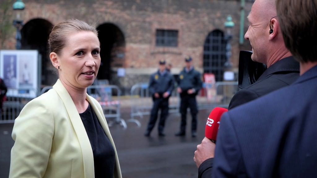 Mette Frederiksen bliver interviewet på gaden af TV2