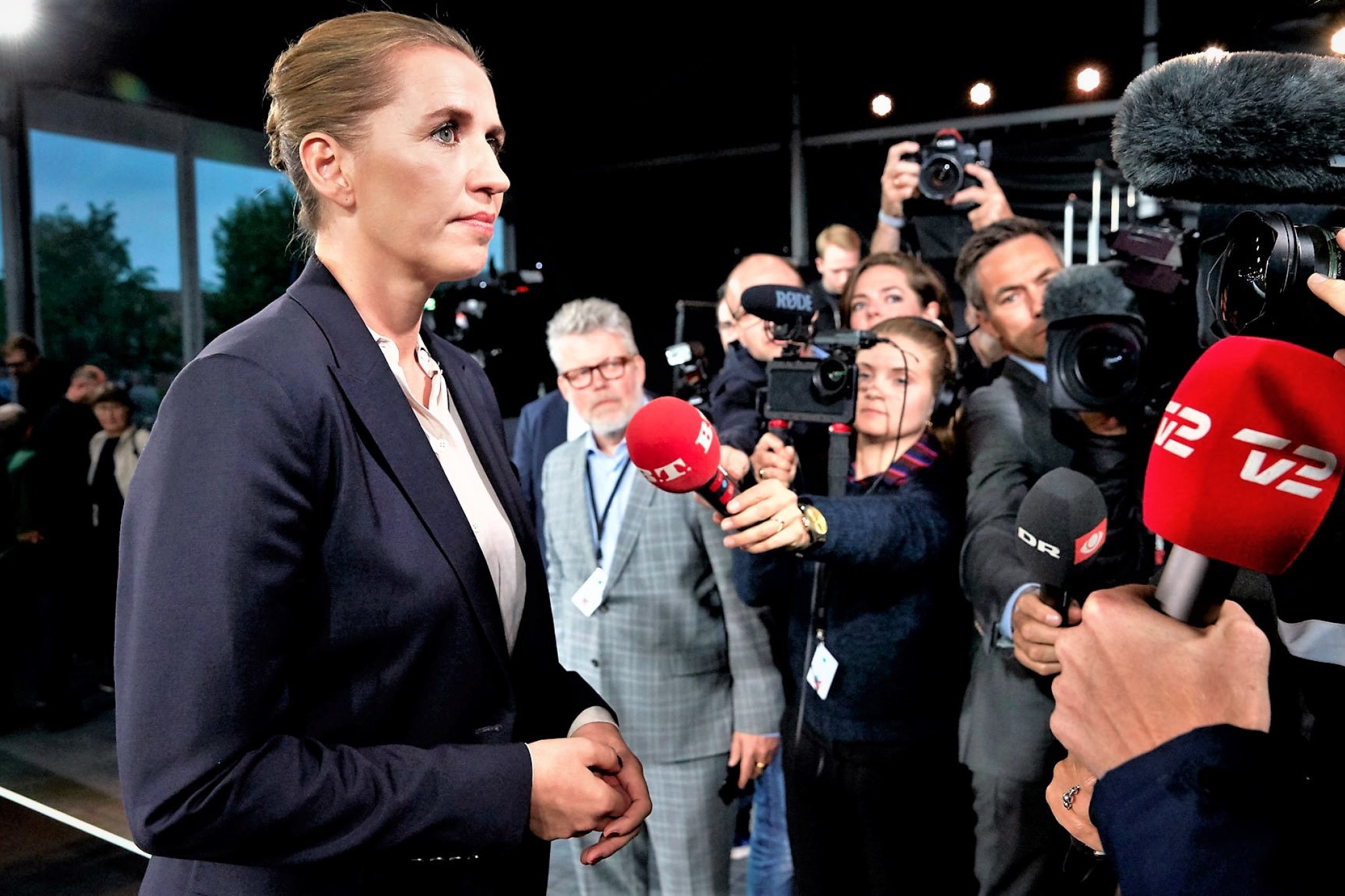 Mette Frederiksen bliver interviewet af journalister ifm. en debat under folketingsvalget