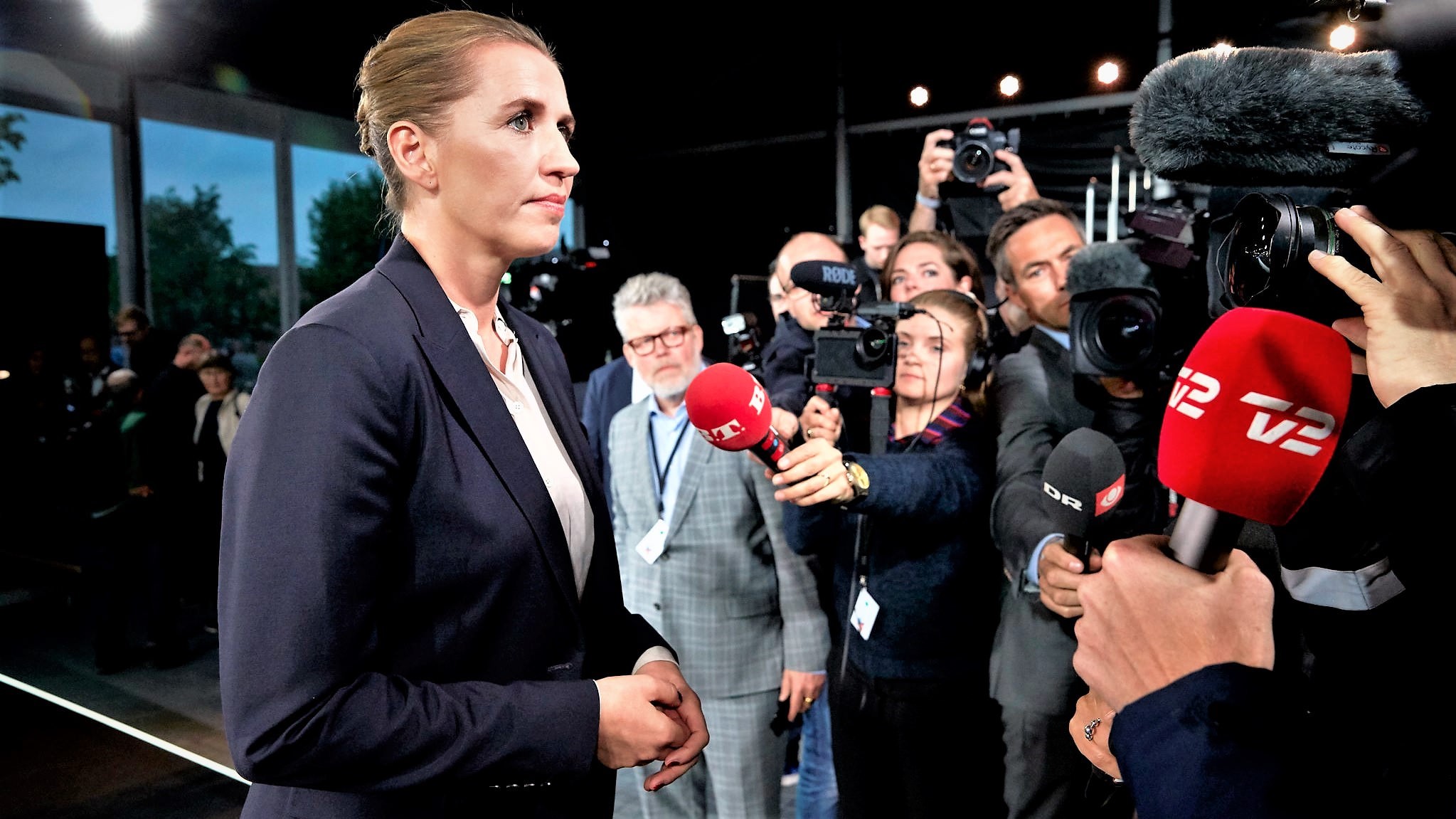 Mette Frederiksen bliver interviewet af journalister ifm. en debat under folketingsvalget