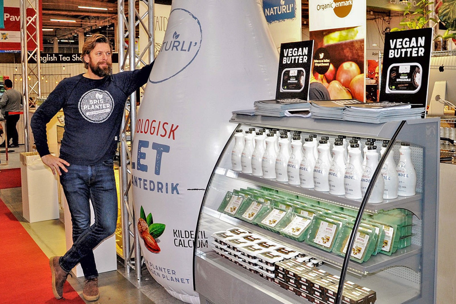 Henrik Lund fra Naturli' Foods står ved en montre med sine produkter på en fødevaremesse i 2018