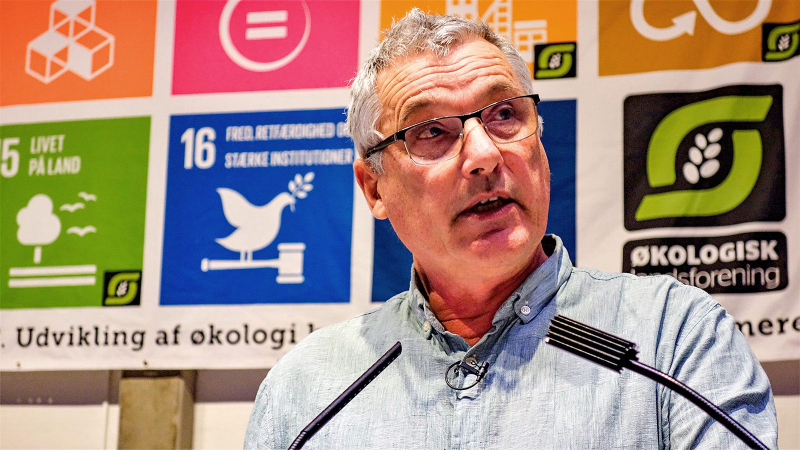 Per Kølster står på talerstolen