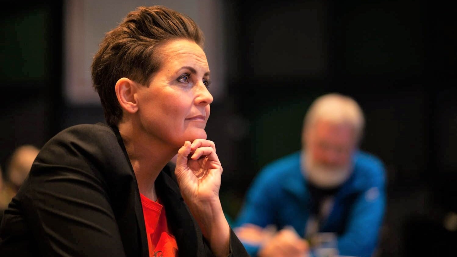 Pia Olsen Dyhr ses i profil