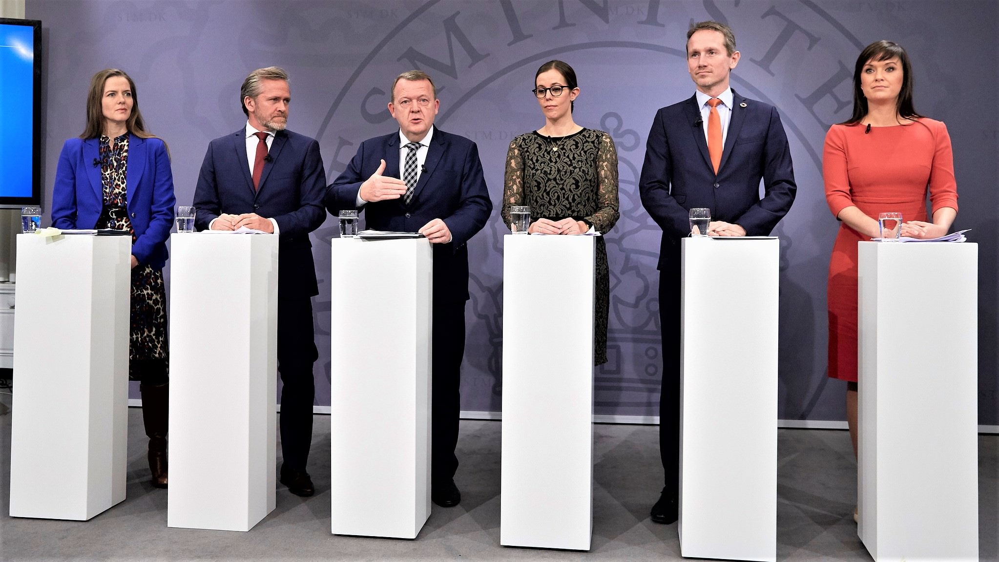 Ordfører samt statsminister Lars Løkke Rasmussen (V) står ved hvert sit podie i Statsministeriet og fremlægger regeringens sundhedsudspil