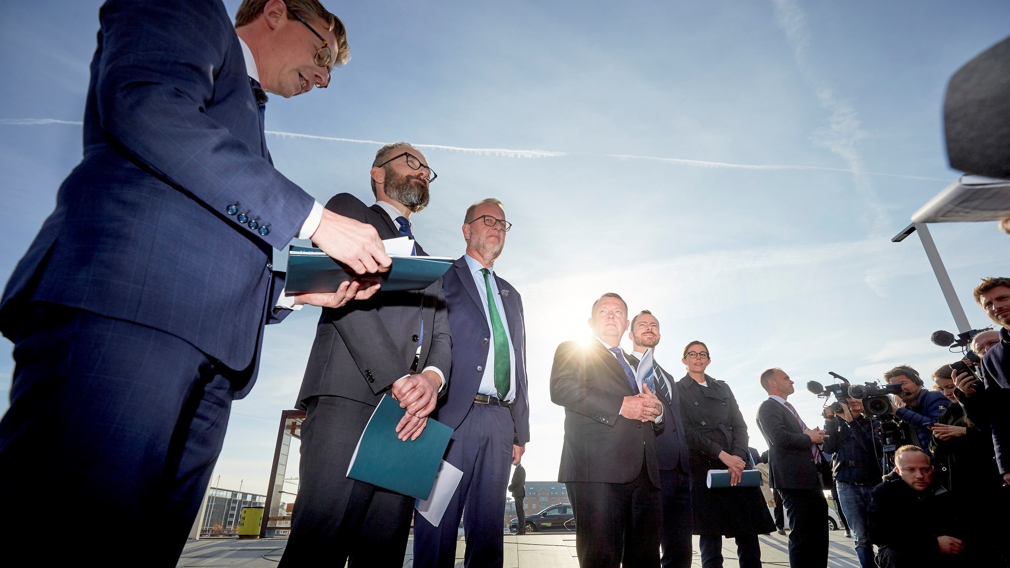 En række ministre står udenfor foran et pressekorps og præsenterer sit nye udspil.