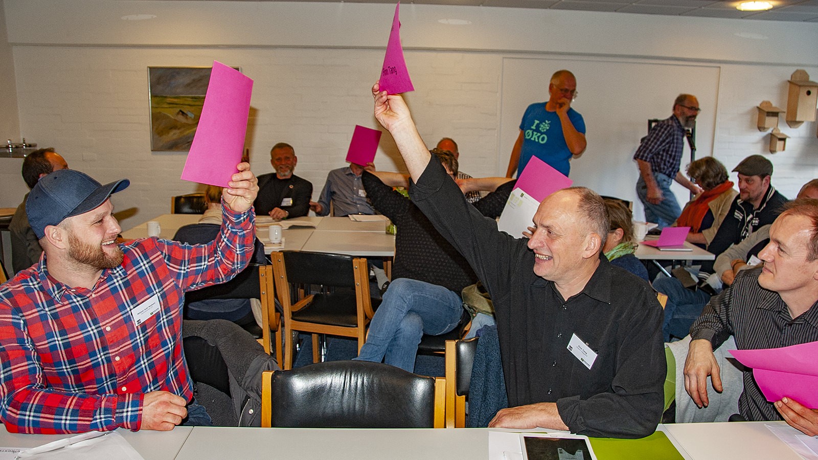 Mælkeproducent Mikkel Juhl Nielsen fra Karensminde og mælkeudvalgets formand Finn Tang stemmer