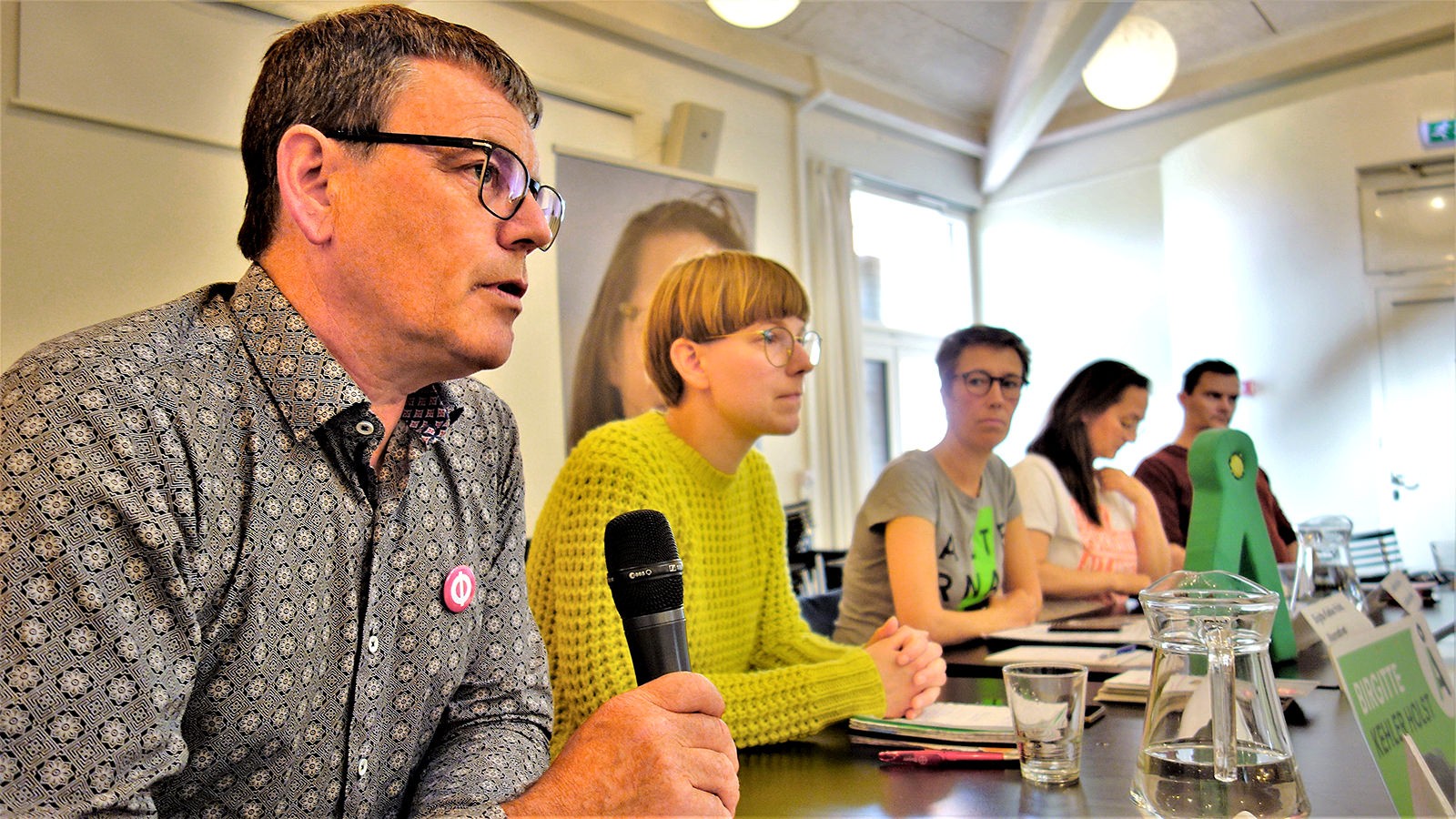 Søren Egge Rasmussen, Anna Brændemose, Birgitte Kehler Holst, Camilla Fabricius og Jens Salling sidder ved at bord og debatterer