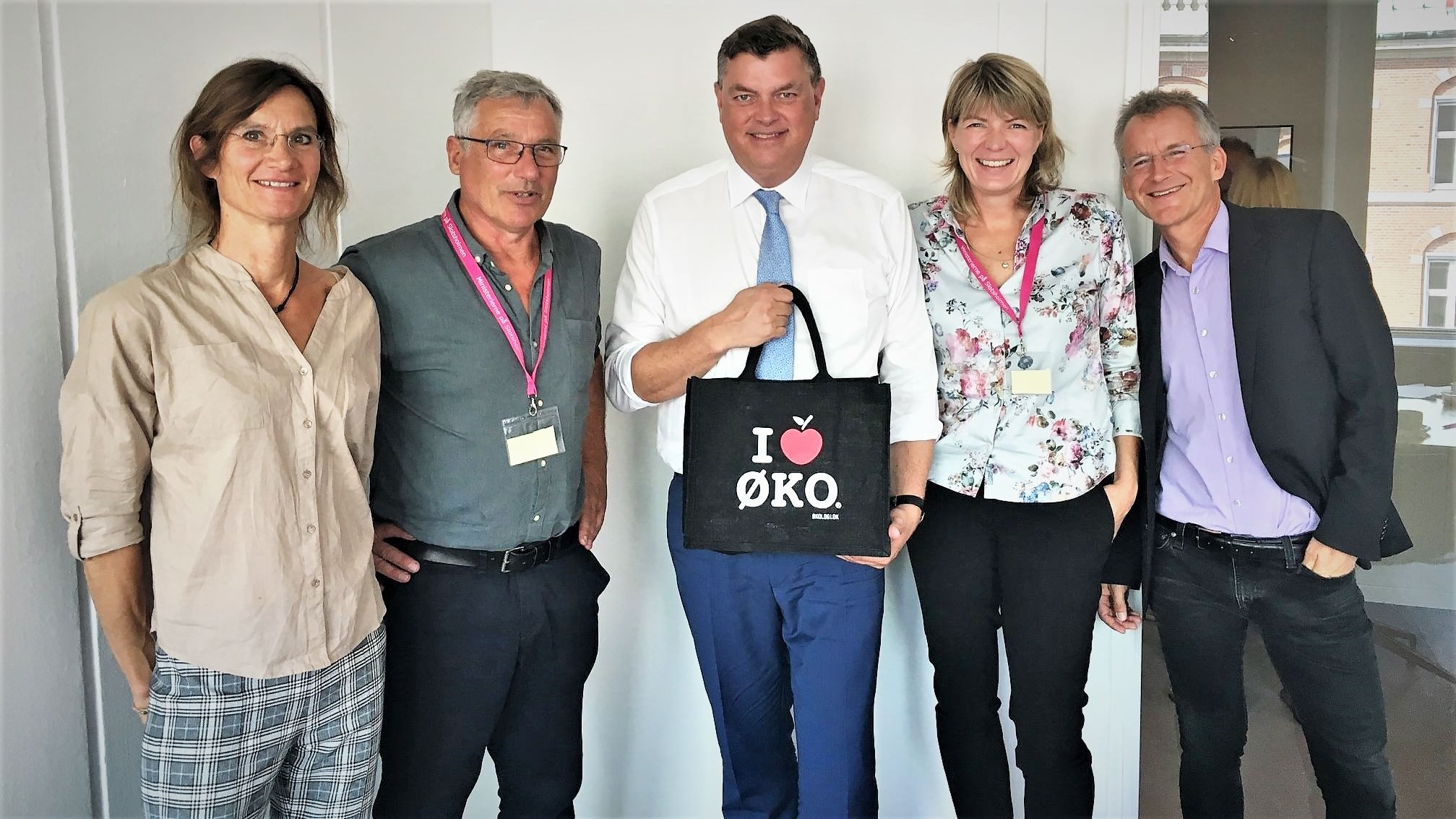 ØL-repræsentanter står med minister Mogens Jensen. Fra venstre ses: Sybille Kyed, landbrugspolitisk chef i ØL, Per Kølster, formand, minister Mogens Jensen, Helle Borup Friberg, adm. direktør, og Paul Holmbeck, politisk direktør.