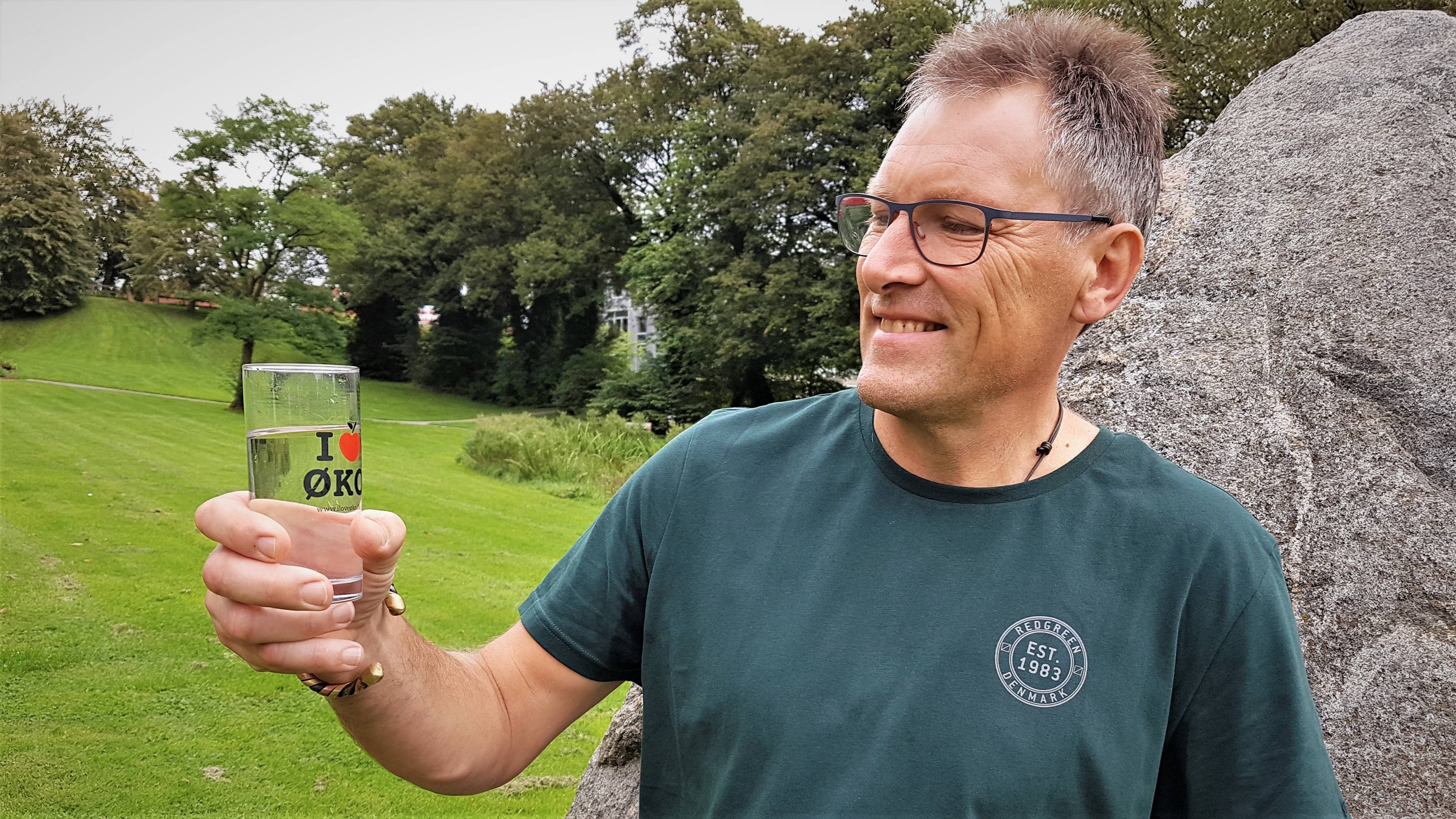 Kim Qvist med et glas rent vand i hånden