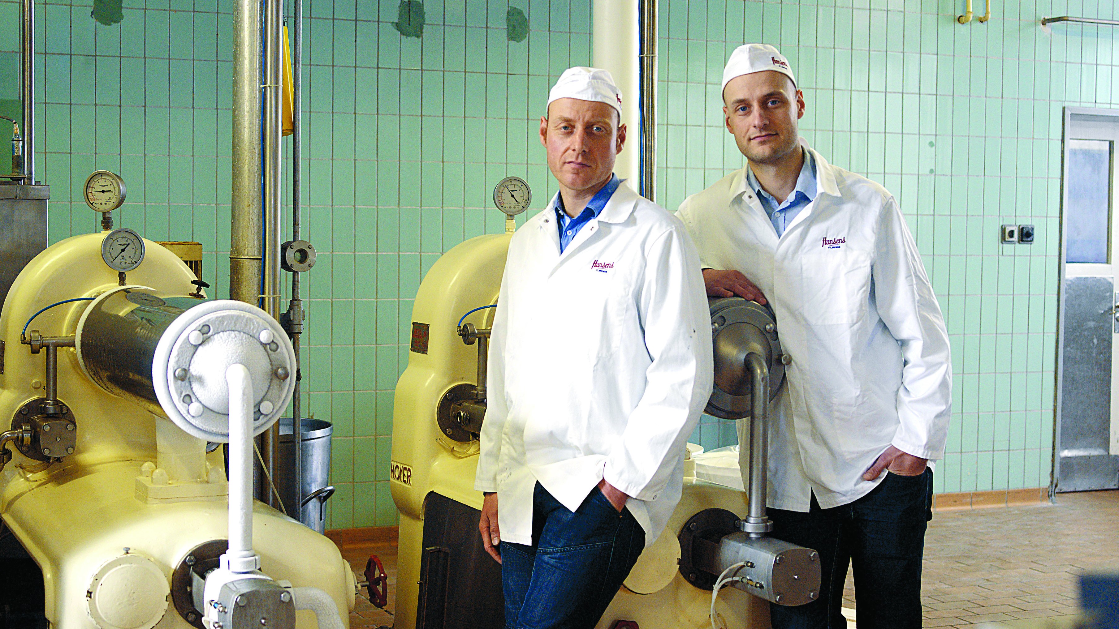 Brødrene Rasmus og Anders Eibye foran ismaskine