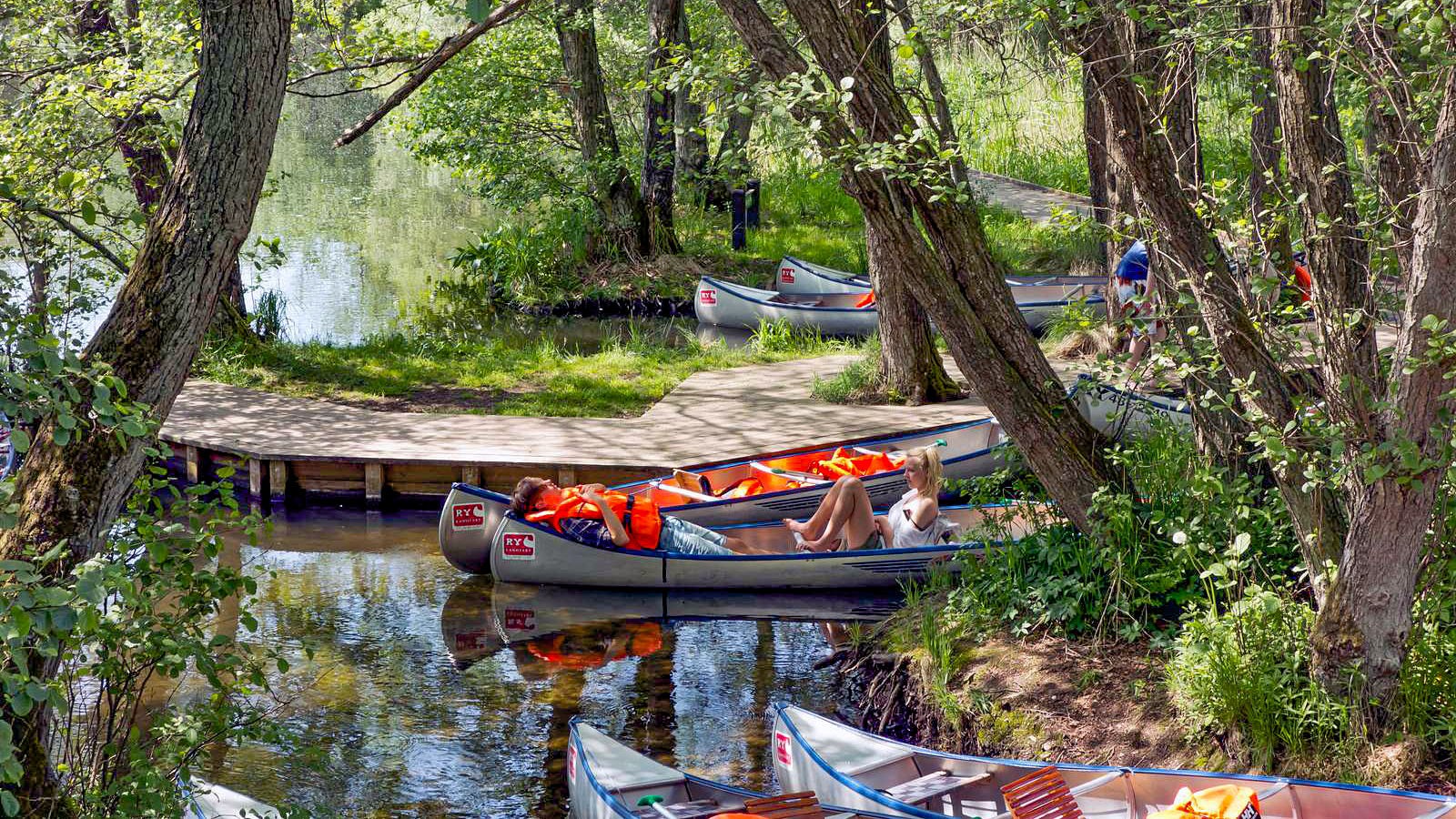 Turister i kano på Gudenåen.
