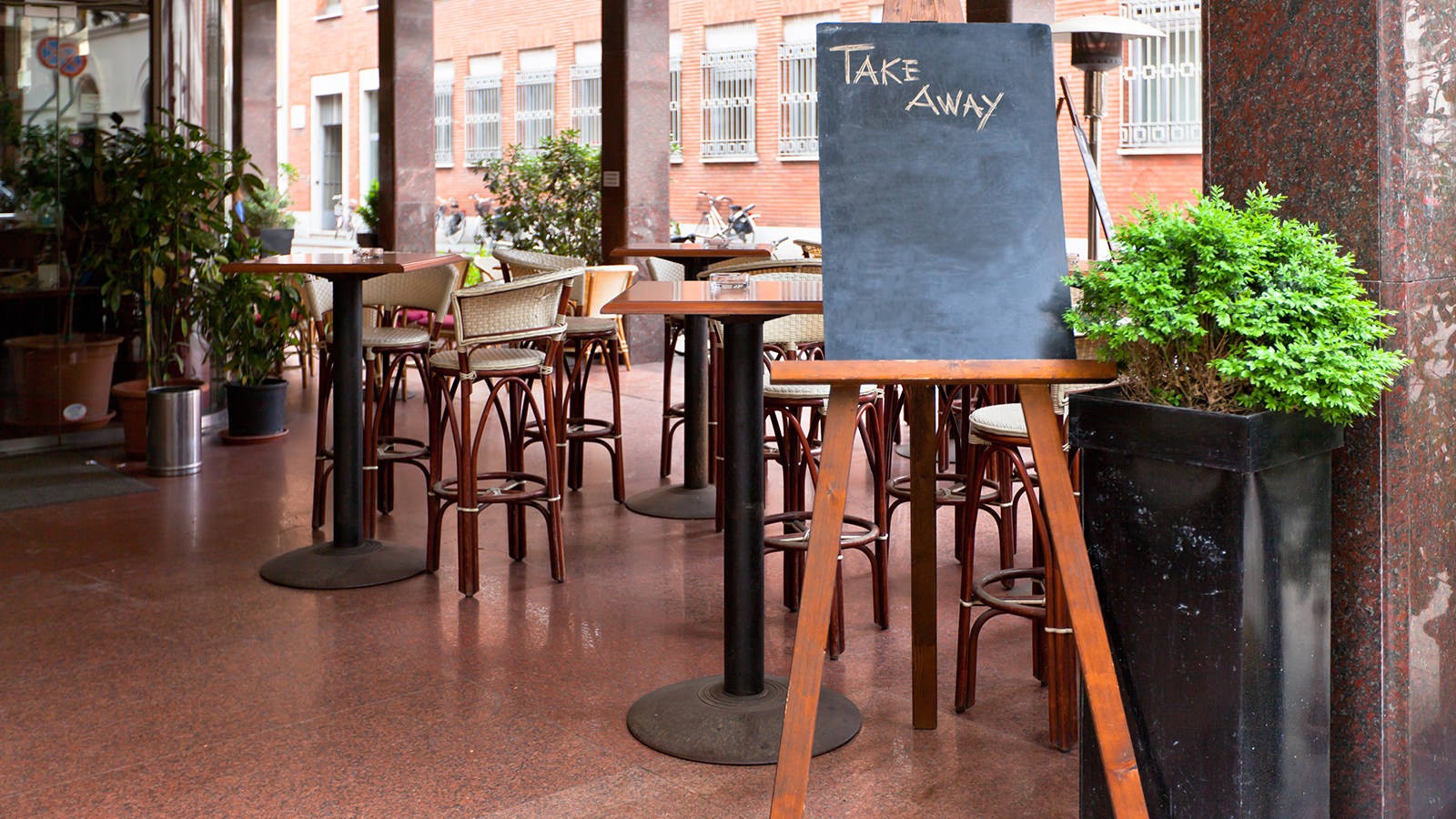 Tom restaurant med skilt om take away.