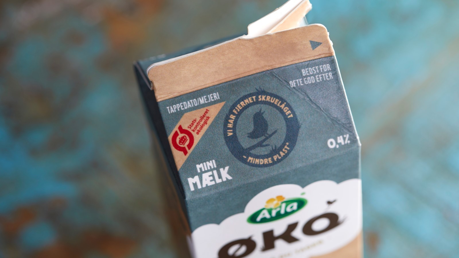 Arla øko-karton hvor skruelåget er erstattet af den traditionelle foldelukning.