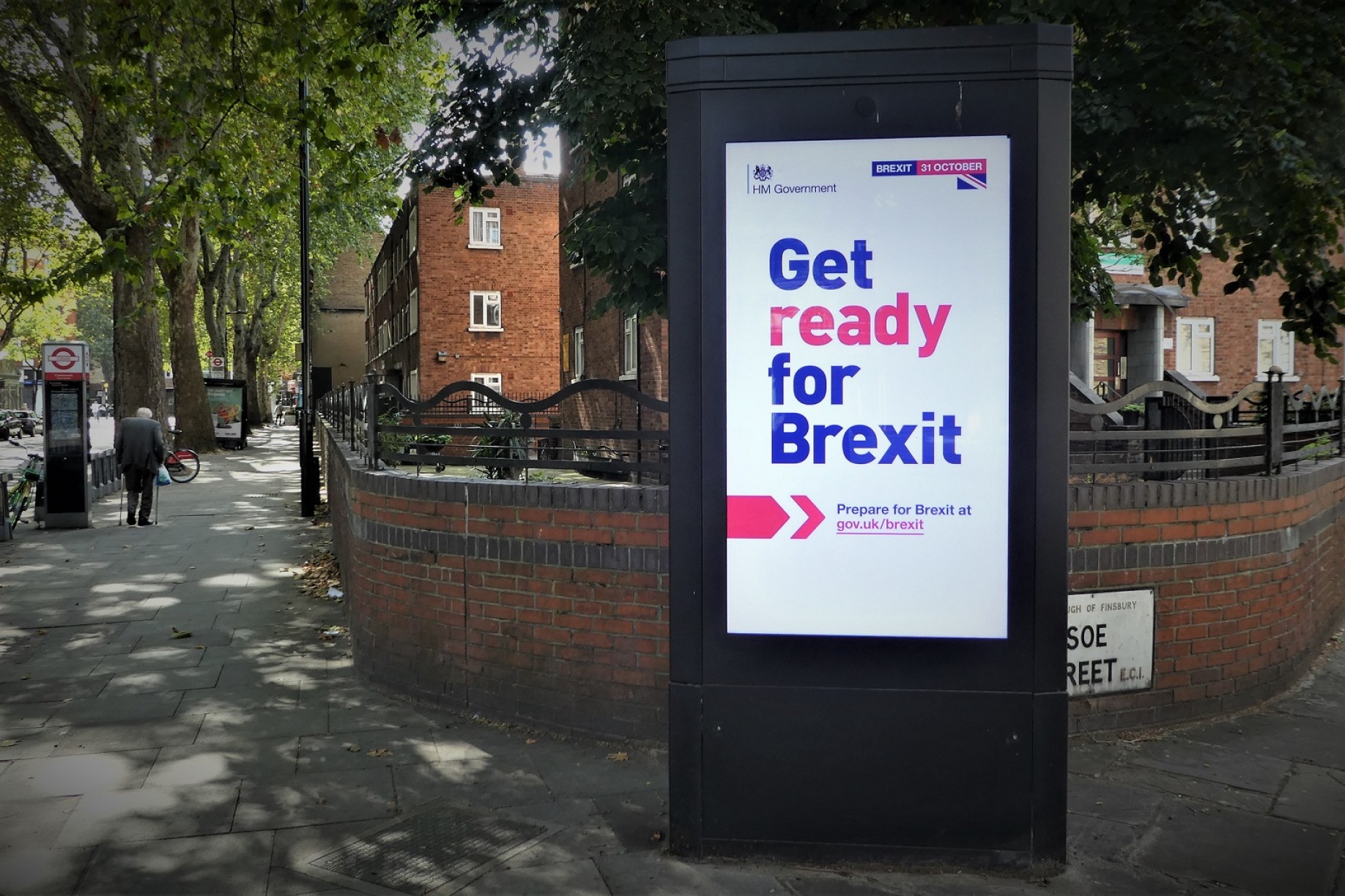 Et billede fra en britisk gade, hvor der på et reklamskilt står