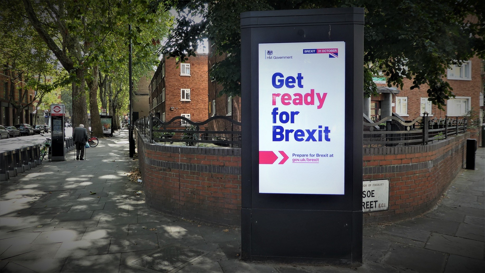 Et billede fra en britisk gade, hvor der på et reklamskilt står