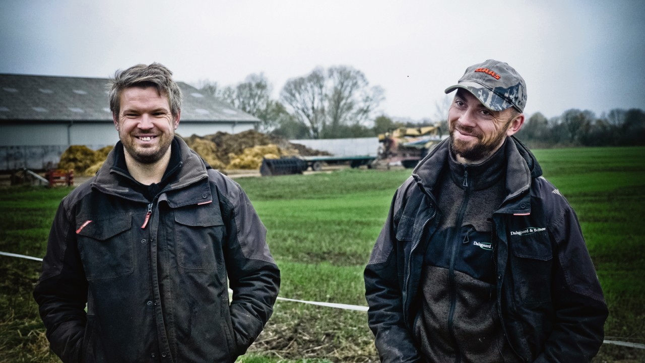 Andreas Barsøe og Nikolaj Dalsgaard på græsmark.