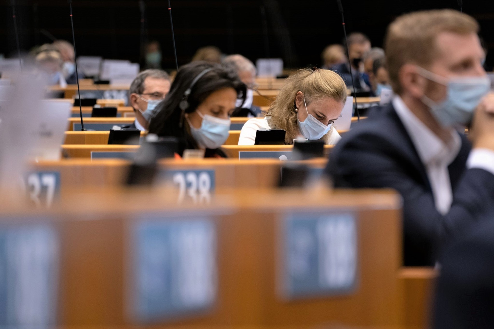 MEP'ere sidder med mundbind i Parlamentet
